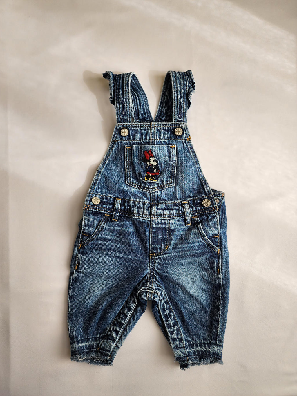 Salopette en denim Baby GAP x Minnie – 6-12 mois – très bon état