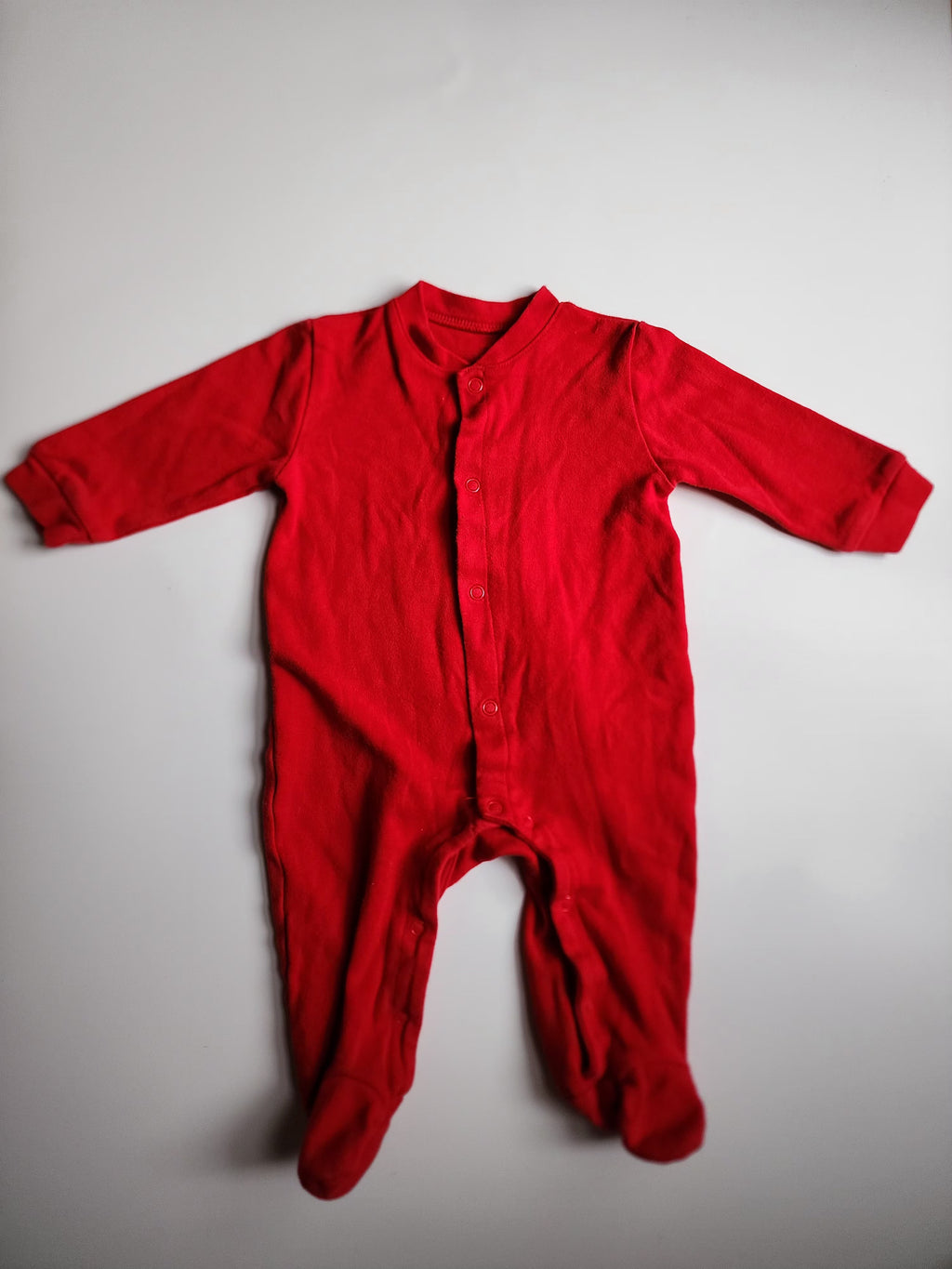 Pyjama rouge – 3/6 mois – En bon état