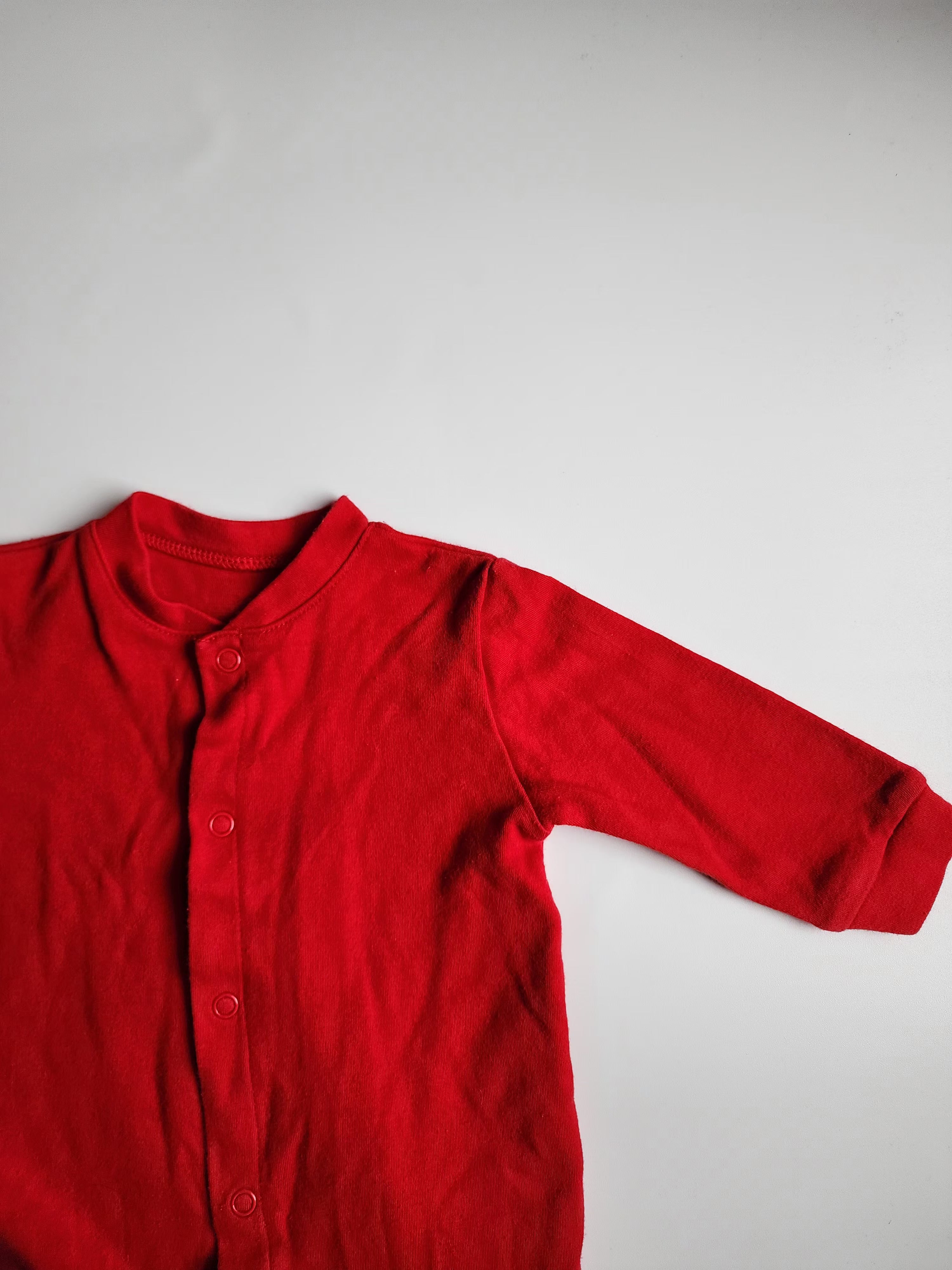 Pyjama rouge – 3/6 mois – En bon état