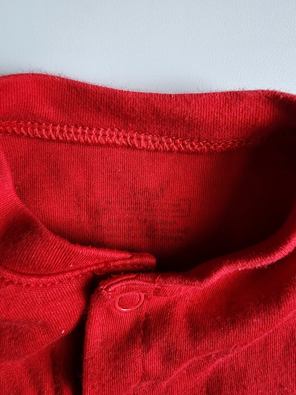 Pyjama rouge – 3/6 mois – En bon état