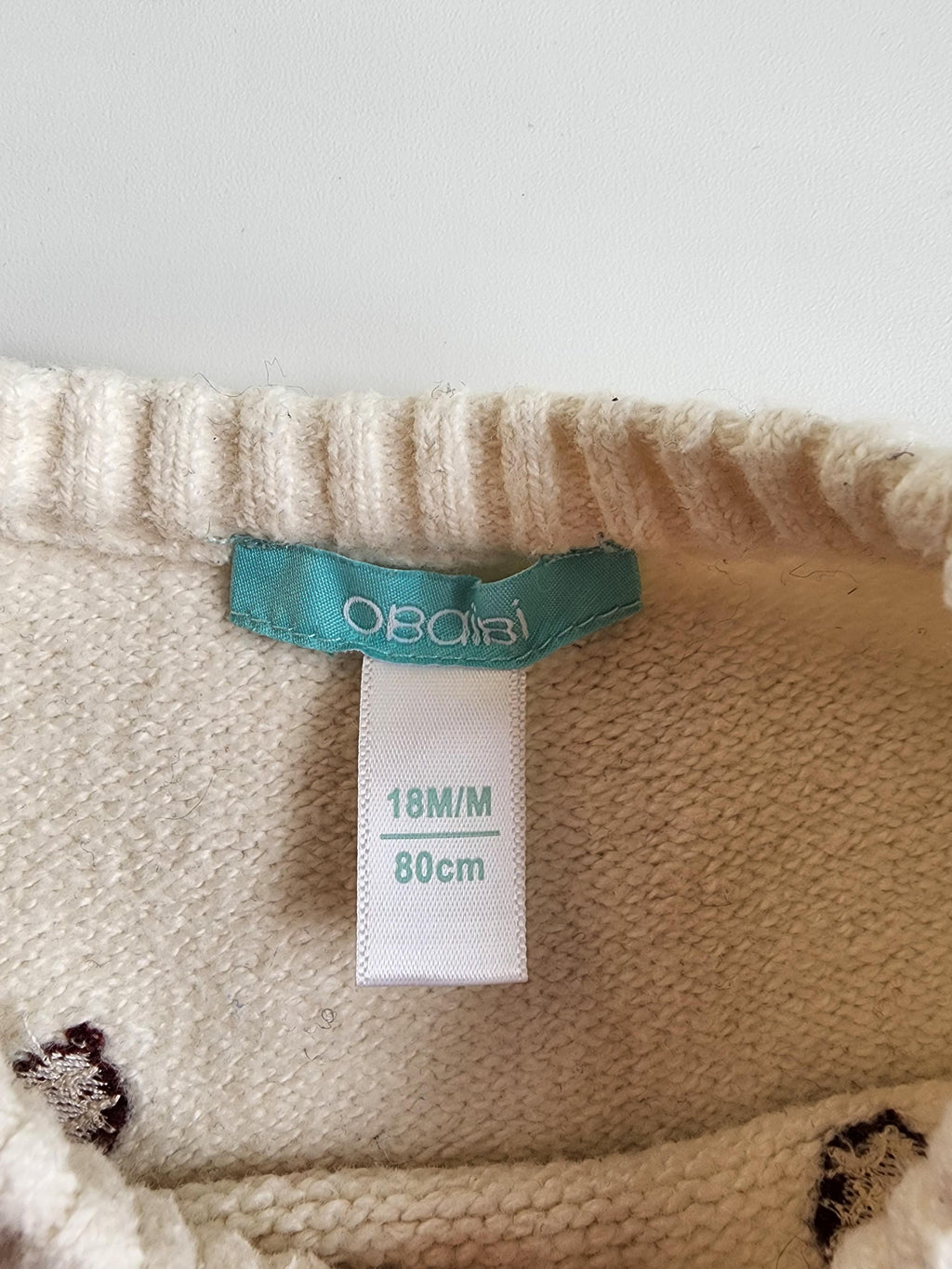 Pull Obaïbi – 18 mois – Blanc motif festif – Bon état