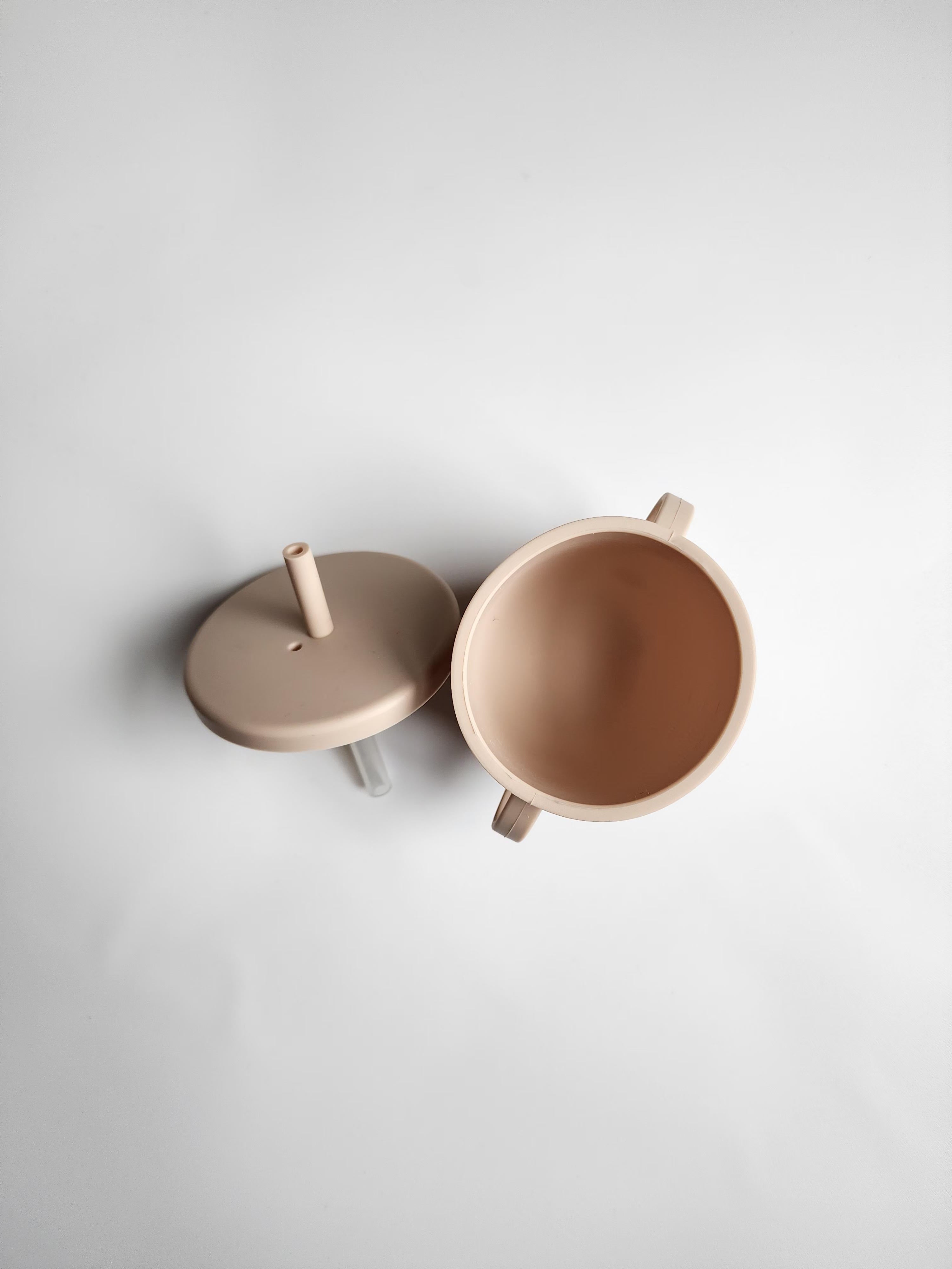 Gobelet avec paille détachable silicone – beige – Très bon état