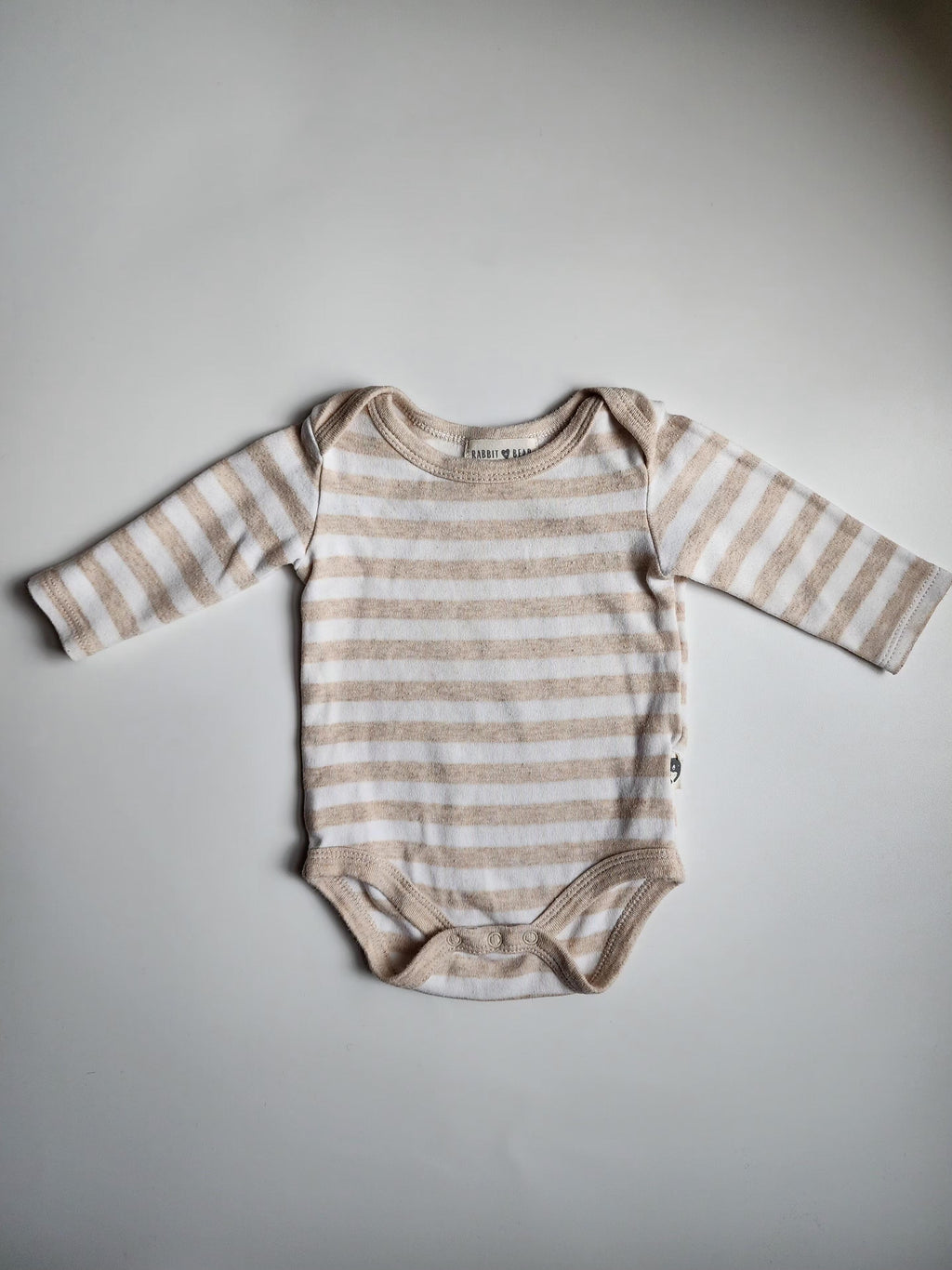 Body manches longues Rabbit Bear Organic – 3-6 mois – Rayé blanc & beige – bon état