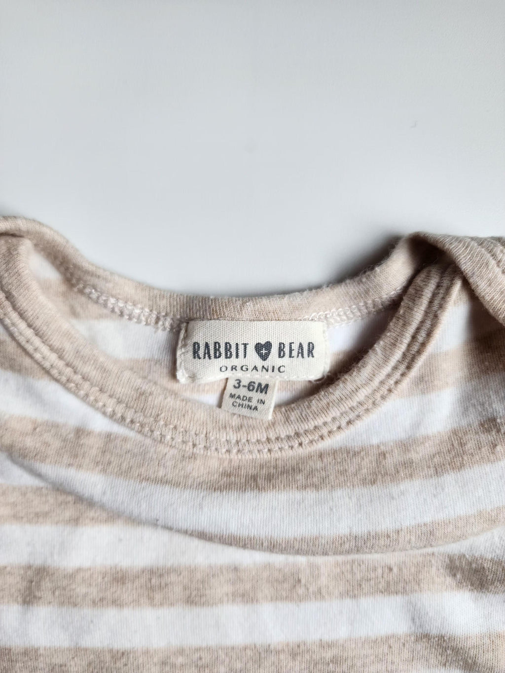 Body manches longues Rabbit Bear Organic – 3-6 mois – Rayé blanc & beige – bon état