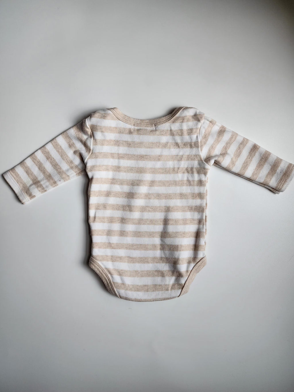 Body manches longues Rabbit Bear Organic – 3-6 mois – Rayé blanc & beige – bon état