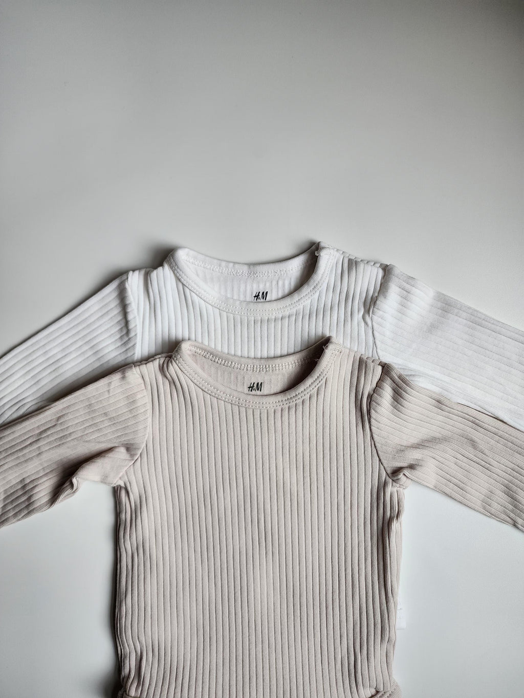 Lot de 2 bodies H&M – 2-4 mois – Blanc & beige – Manches longues – Très bon état