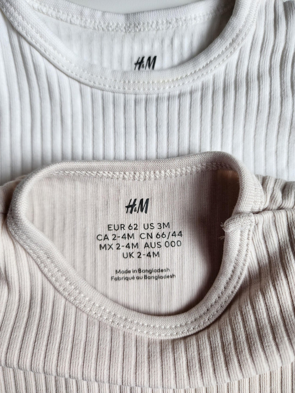 Lot de 2 bodies H&M – 2-4 mois – Blanc & beige – Manches longues – Très bon état