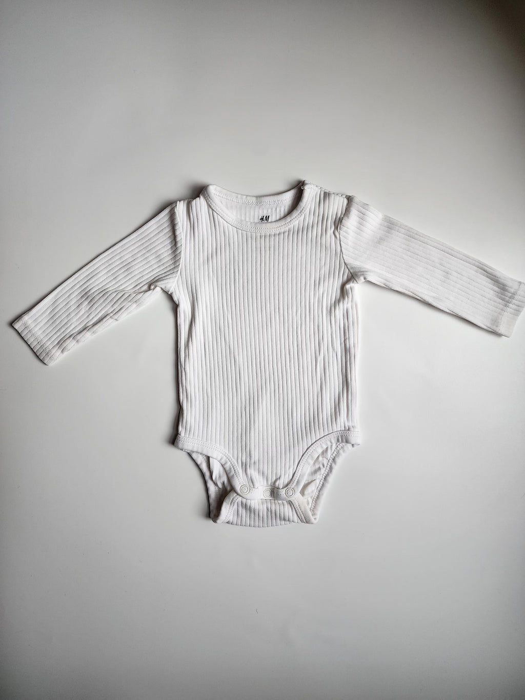 Lot de 2 bodies H&M – 2-4 mois – Blanc & beige – Manches longues – Très bon état