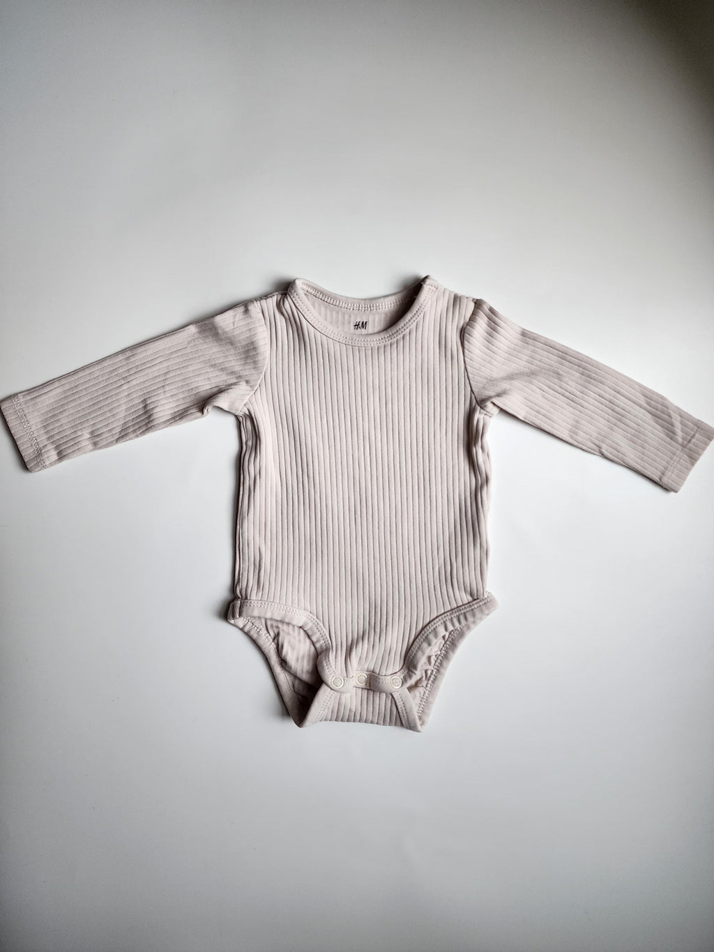 Lot de 2 bodies H&M – 2-4 mois – Blanc & beige – Manches longues – Très bon état