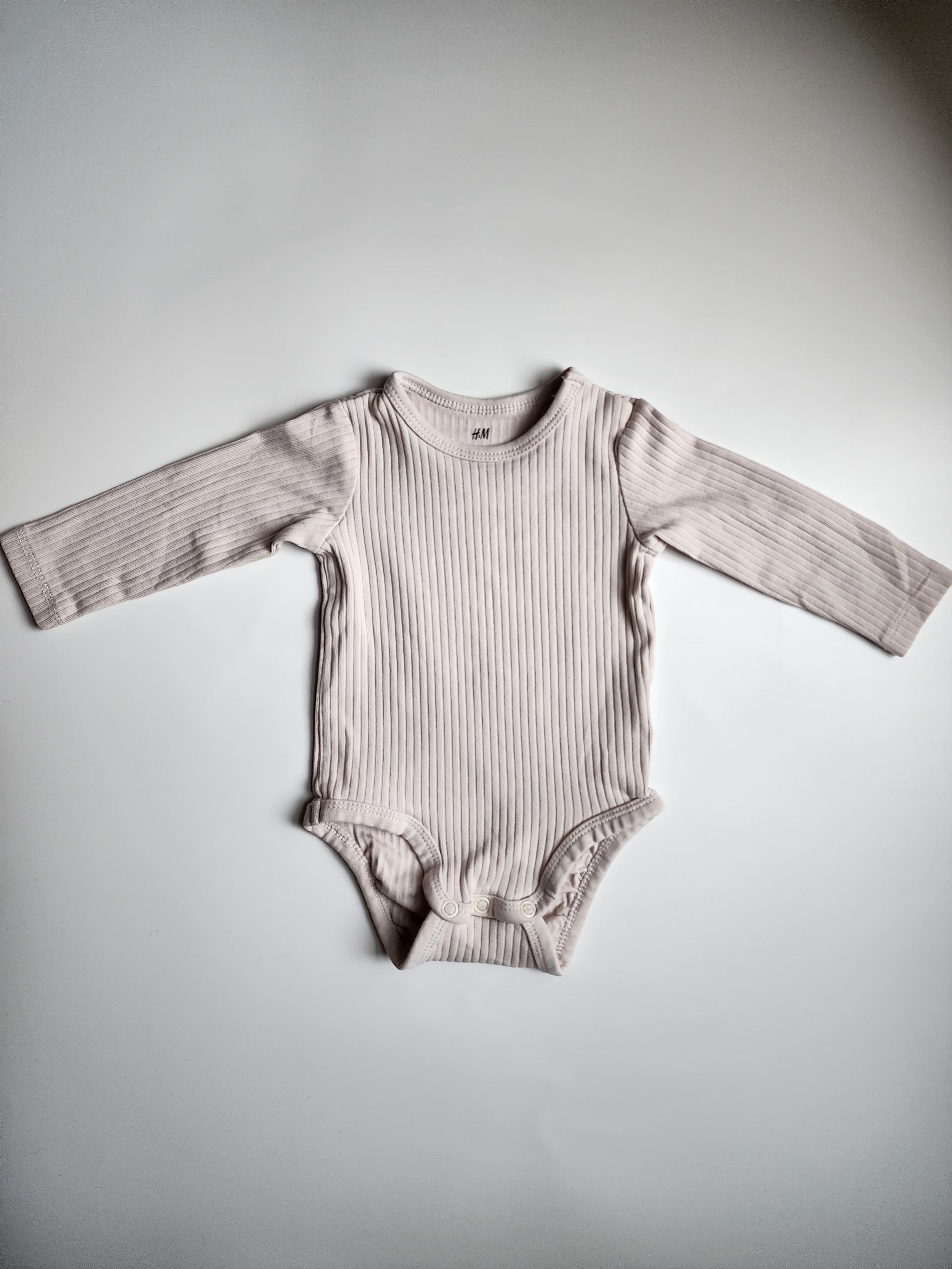 Lot de 2 bodies H&M – 2-4 mois – Blanc & beige – Manches longues – Très bon état