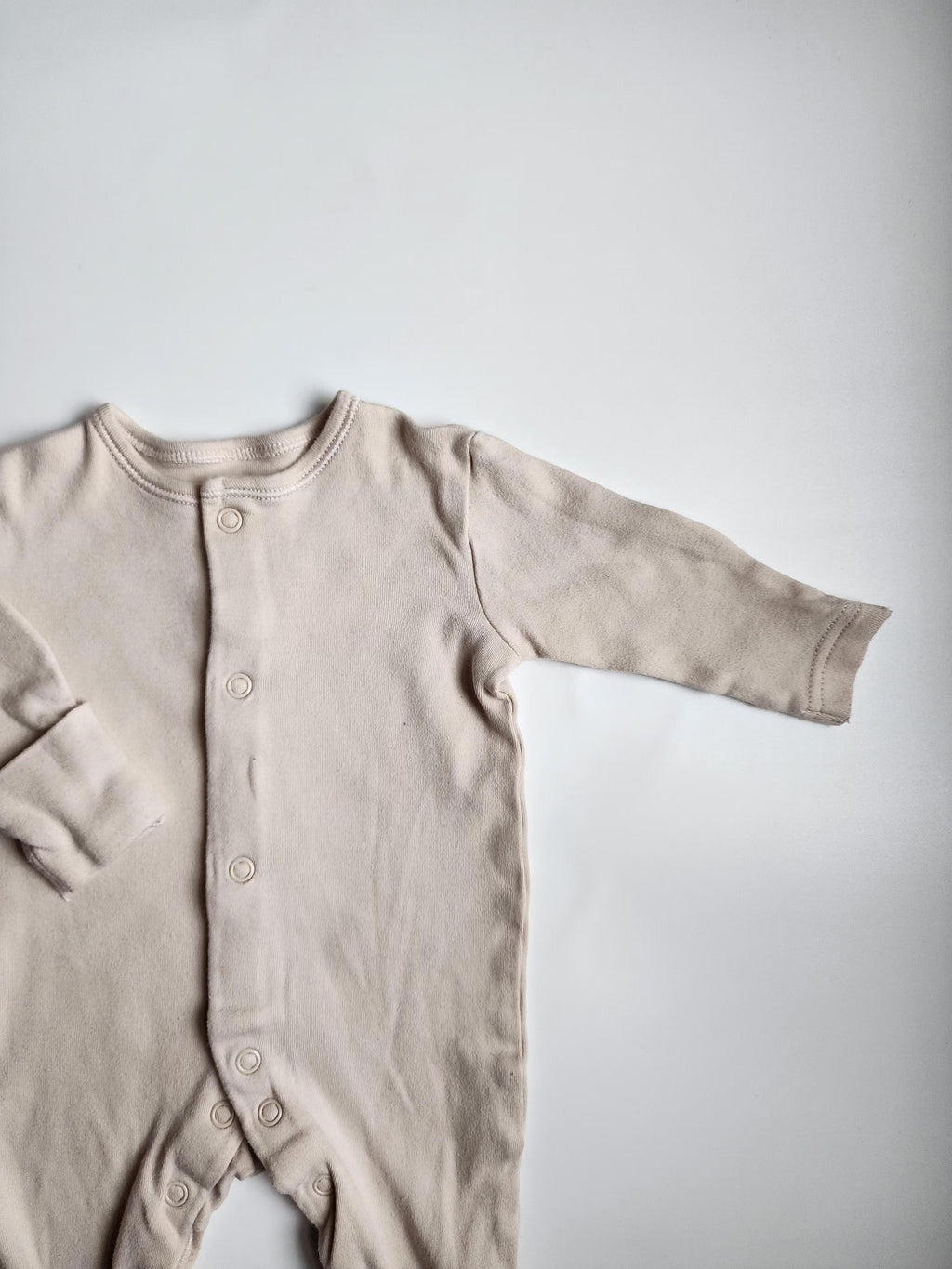 Pyjama Primark – Naissance 4.5kg - 10lbs – Beige uni – Très bon état