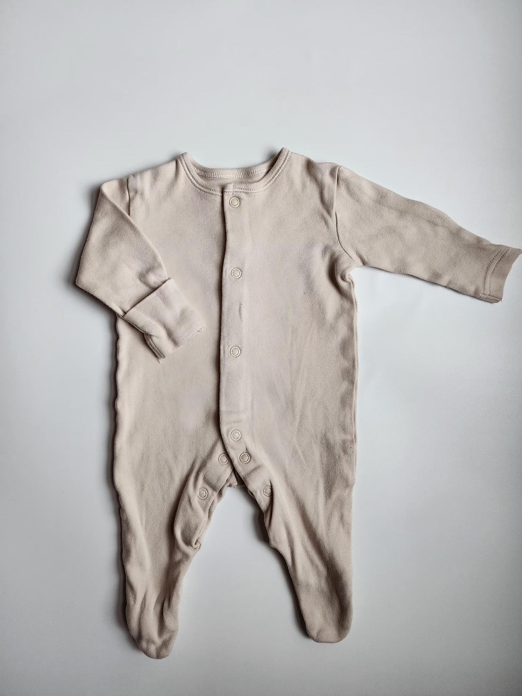 Pyjama Primark – Naissance 4.5kg - 10lbs – Beige uni – Très bon état