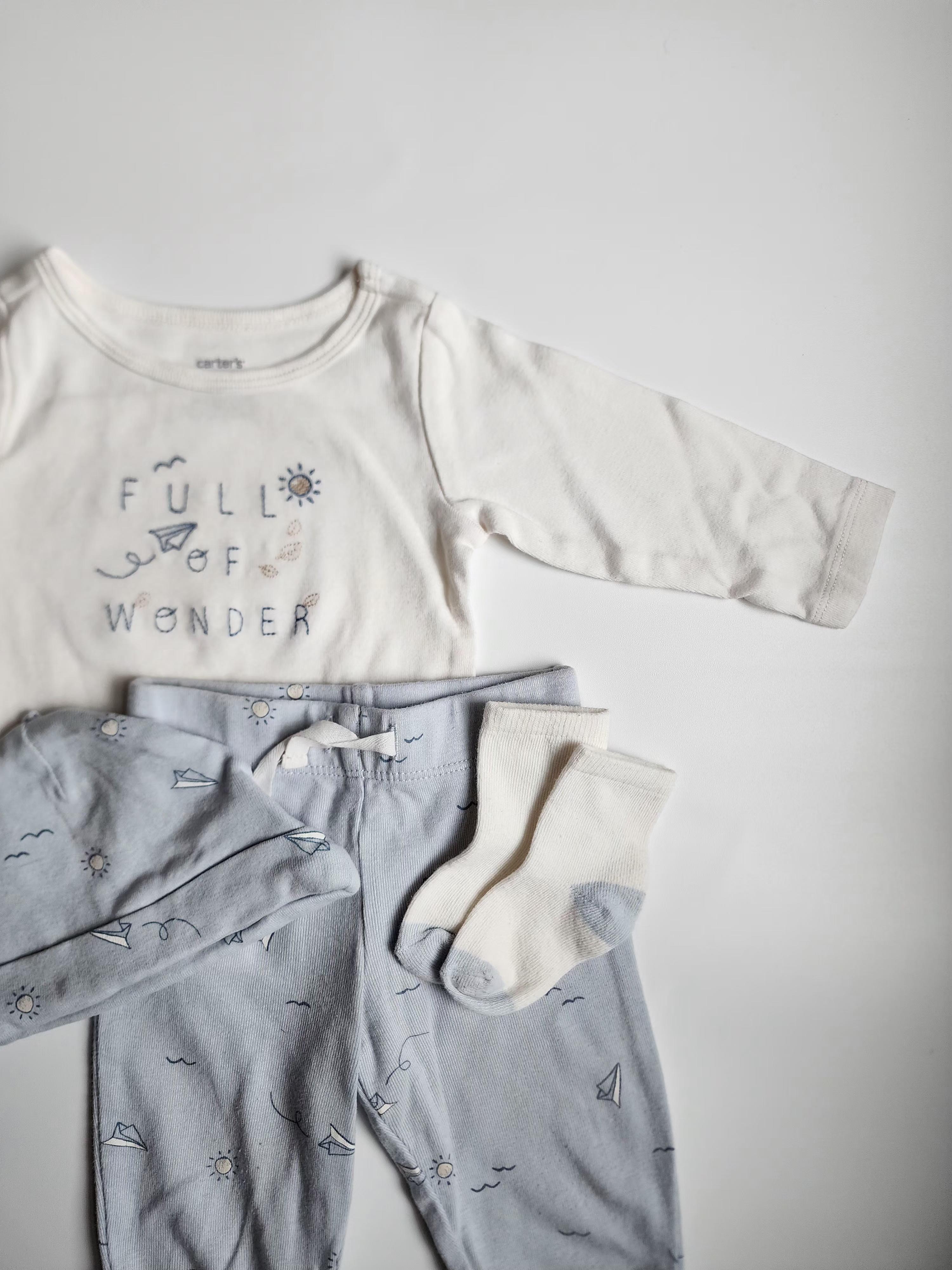 Lot 4 pièces Carter’s – Pyjama + bonnet + chaussettes – 6 mois – Très bon état