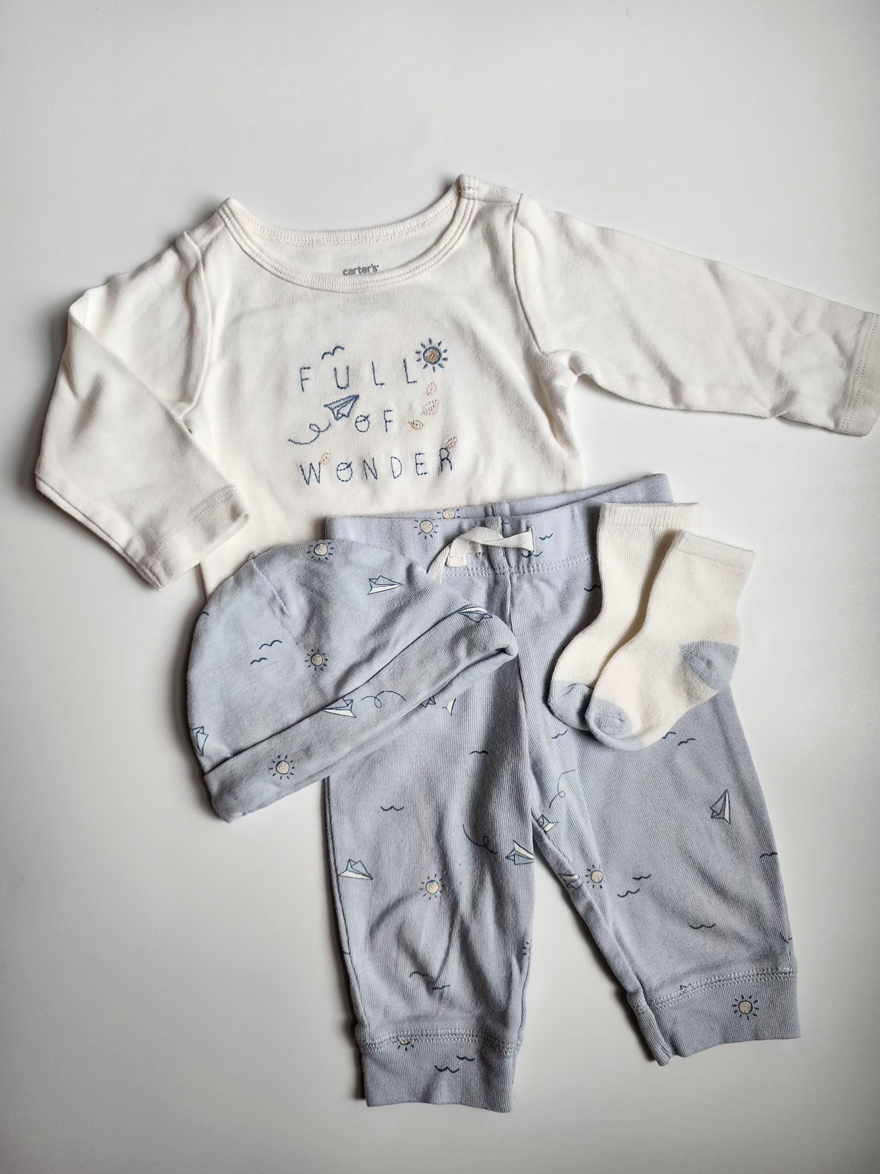 Lot 4 pièces Carter’s – Pyjama + bonnet + chaussettes – 6 mois – Très bon état