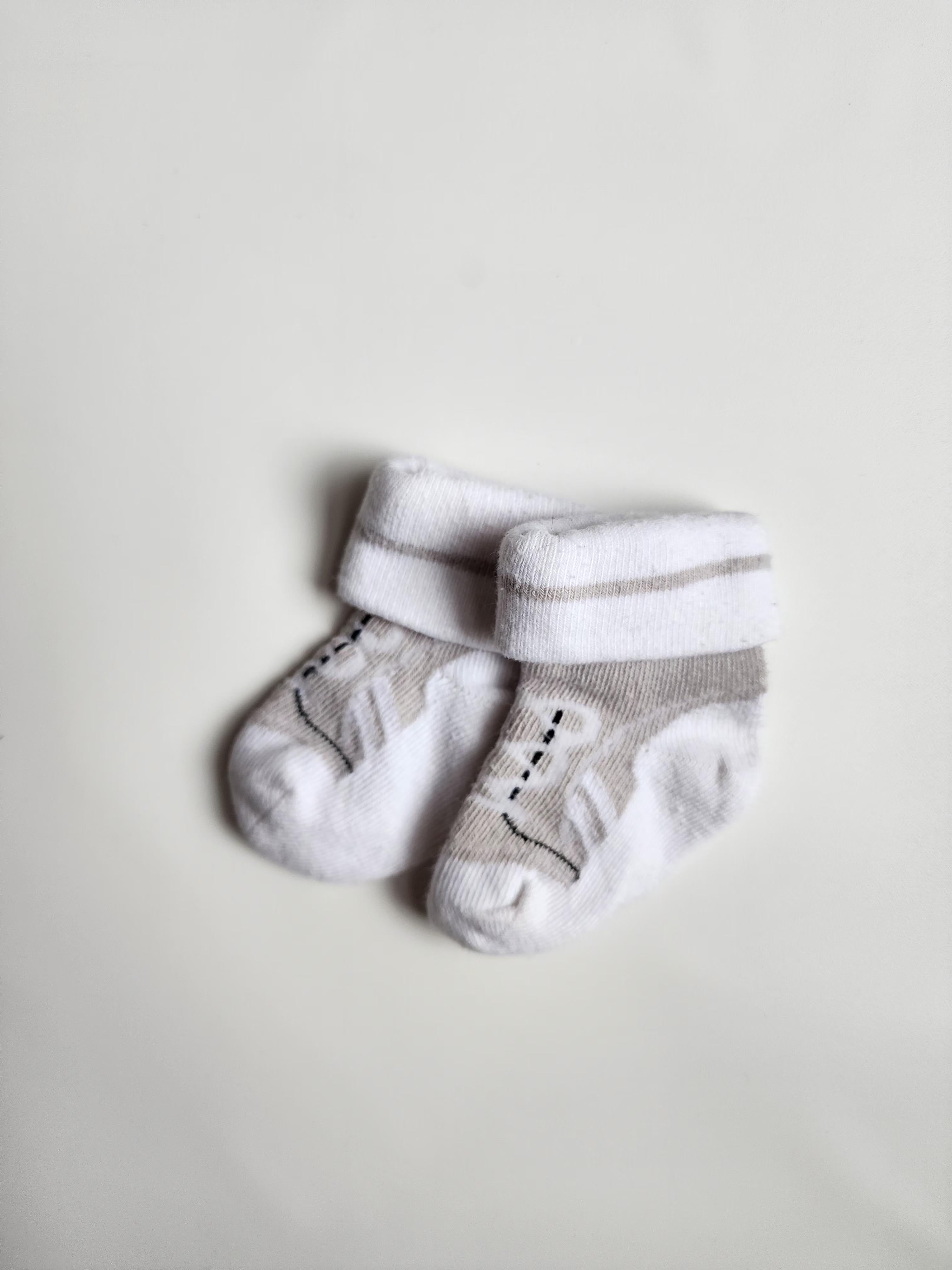 Chaussettes Mathilde M – Naissance à 1 mois – Blanc et gris – Bon état