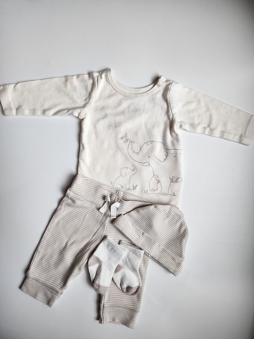 Lot 4 pièces Carter’s – Pyjama + bonnet + chaussettes – 3 mois – Très bon état