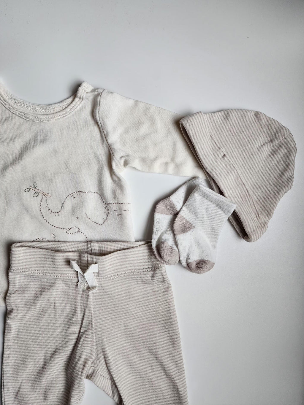 Lot 4 pièces Carter’s – Pyjama + bonnet + chaussettes – 3 mois – Très bon état