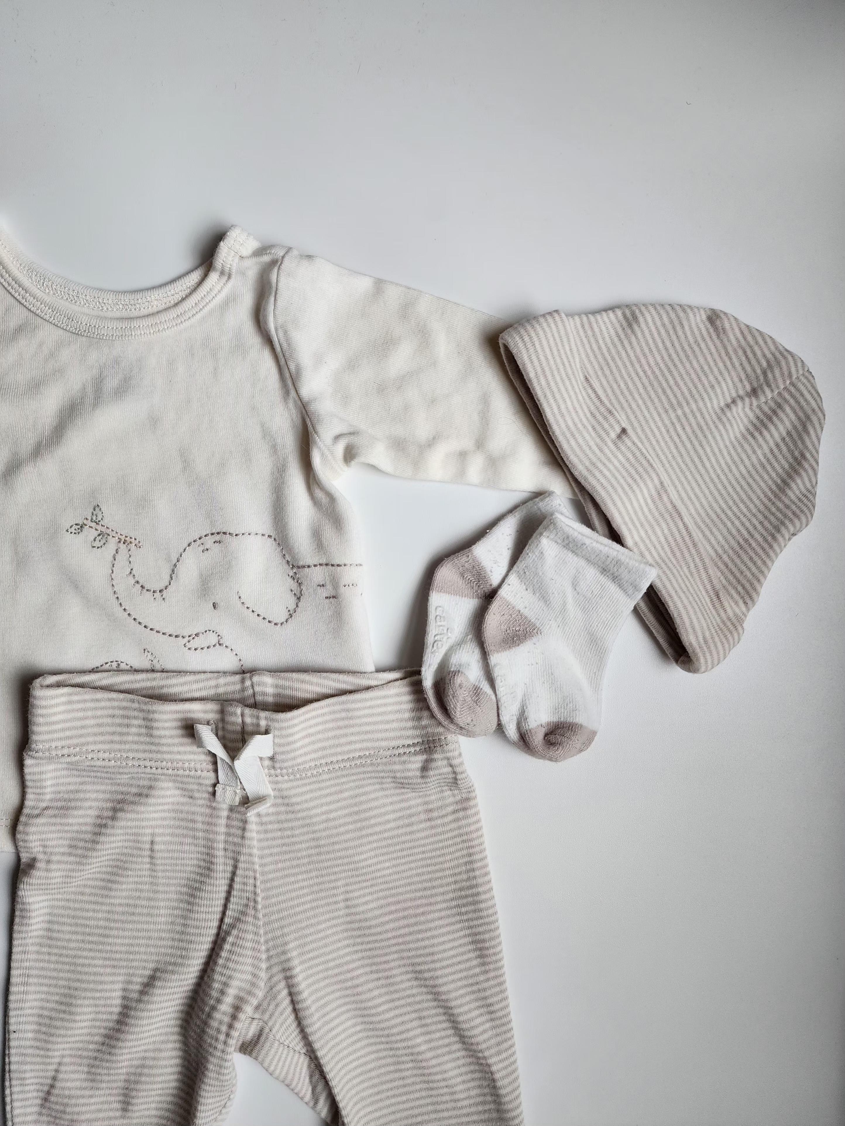 Lot 4 pièces Carter’s – Pyjama + bonnet + chaussettes – 3 mois – Très bon état
