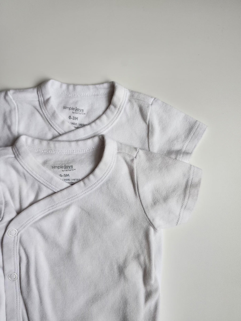 Lot de 2 bodies manches courtes Georges – 0-3 mois – Très bon état