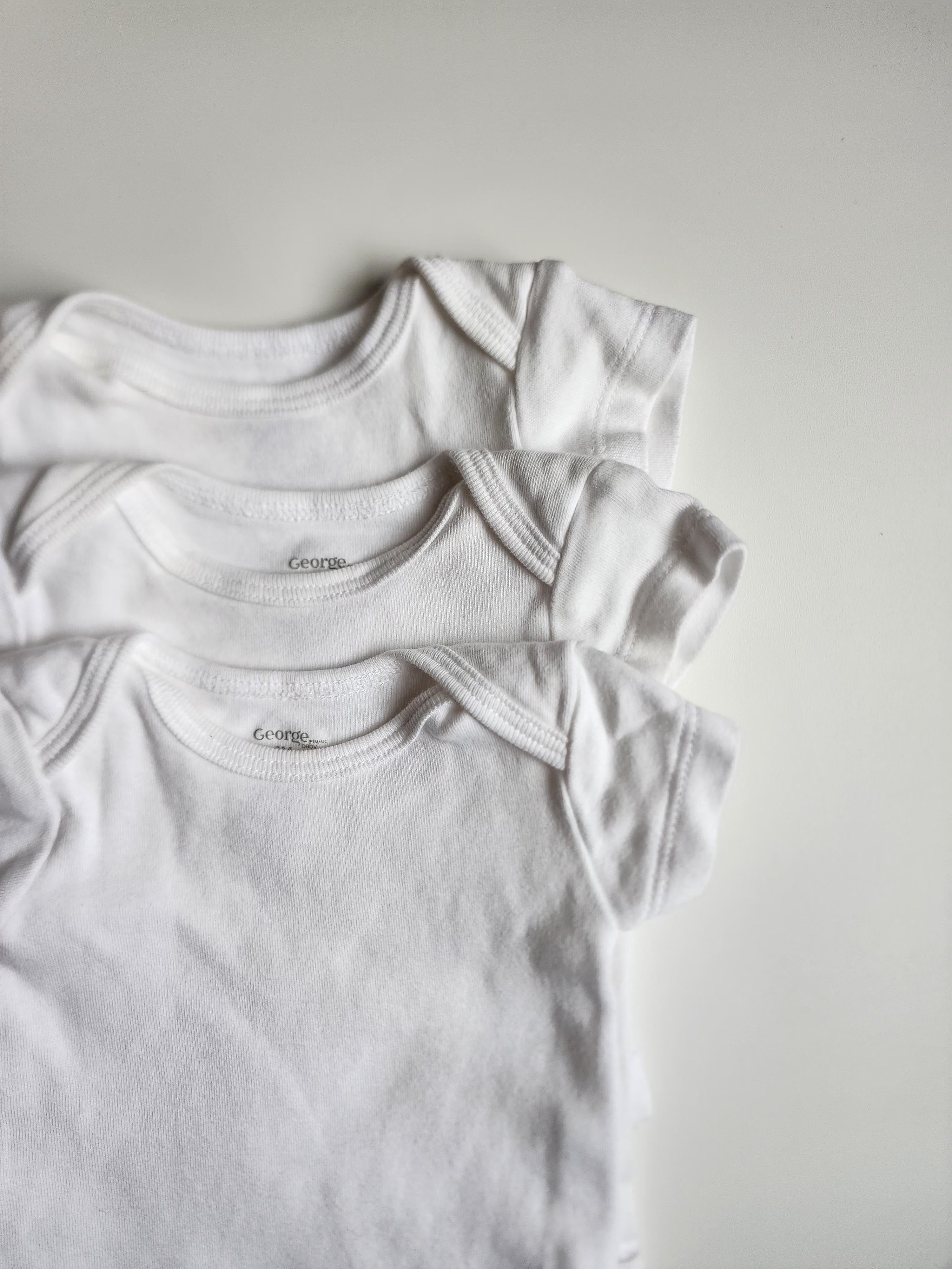 0M (prématuré) – Lot de 3 bodies manches courtes Georges – Blanc – Très bon état