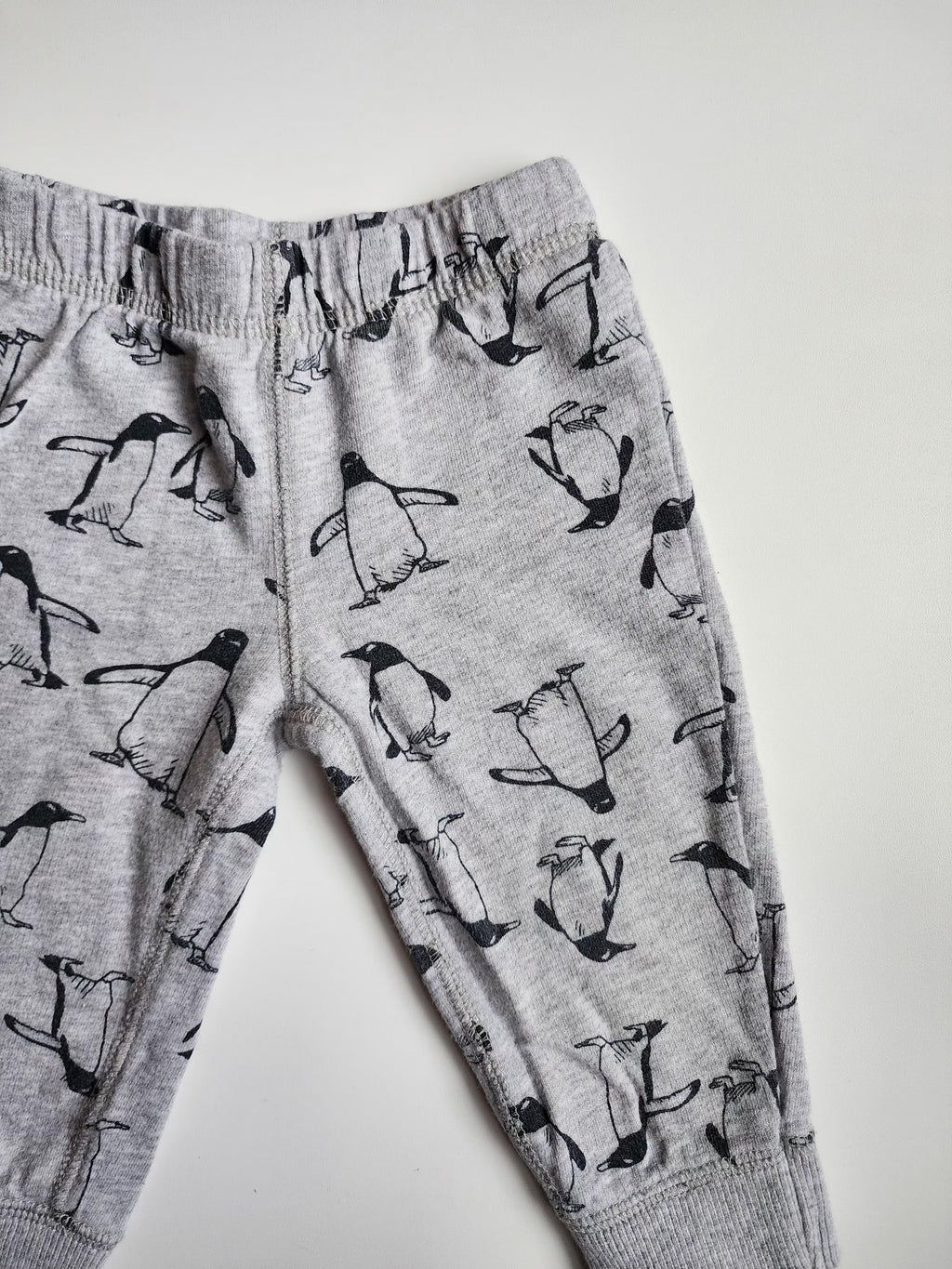 Pantalon Carter’s – 9 mois – Gris avec motif pingouin – Très bon état