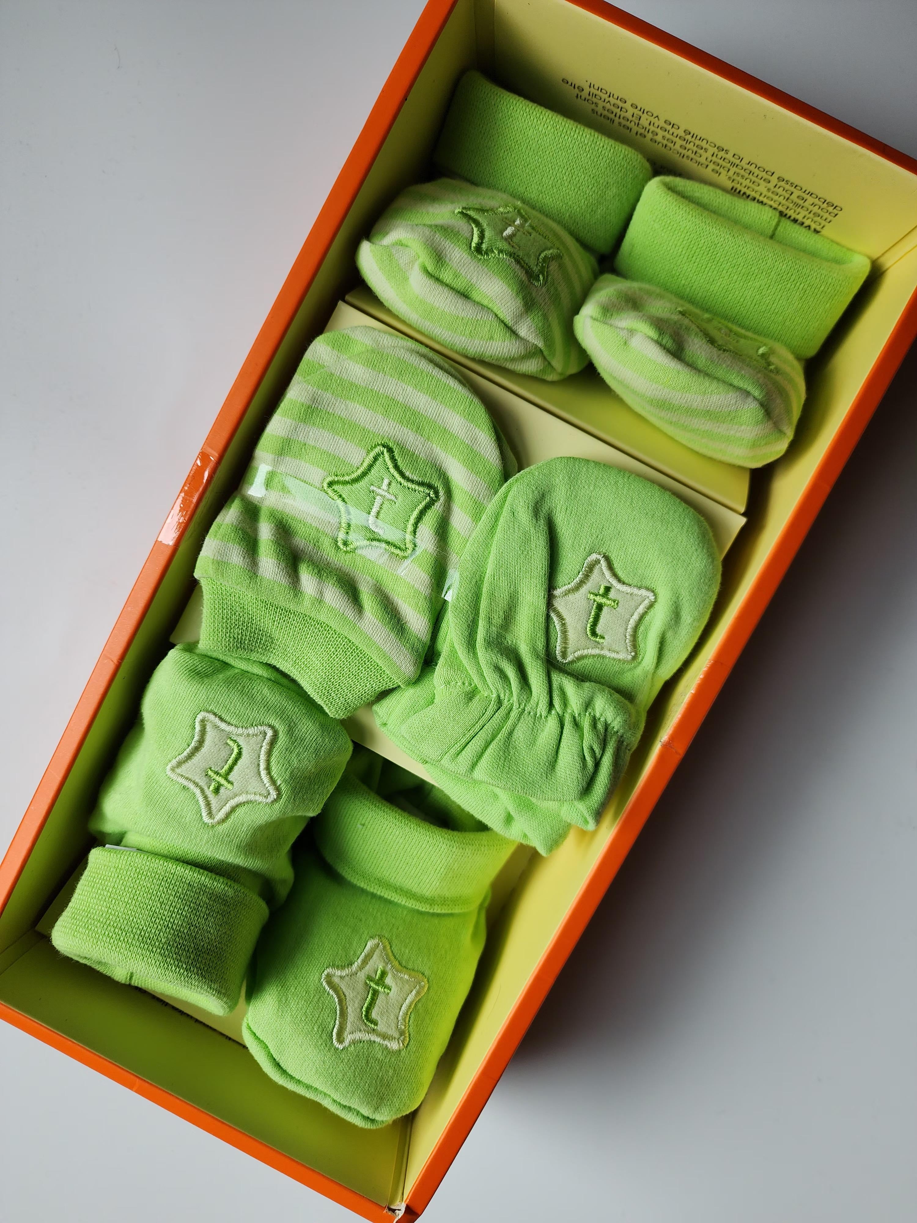 Coffret cadeau Twinkie 0‑6 mois – 2 paires de chaussons + 2 paires de mitaines (neuf)