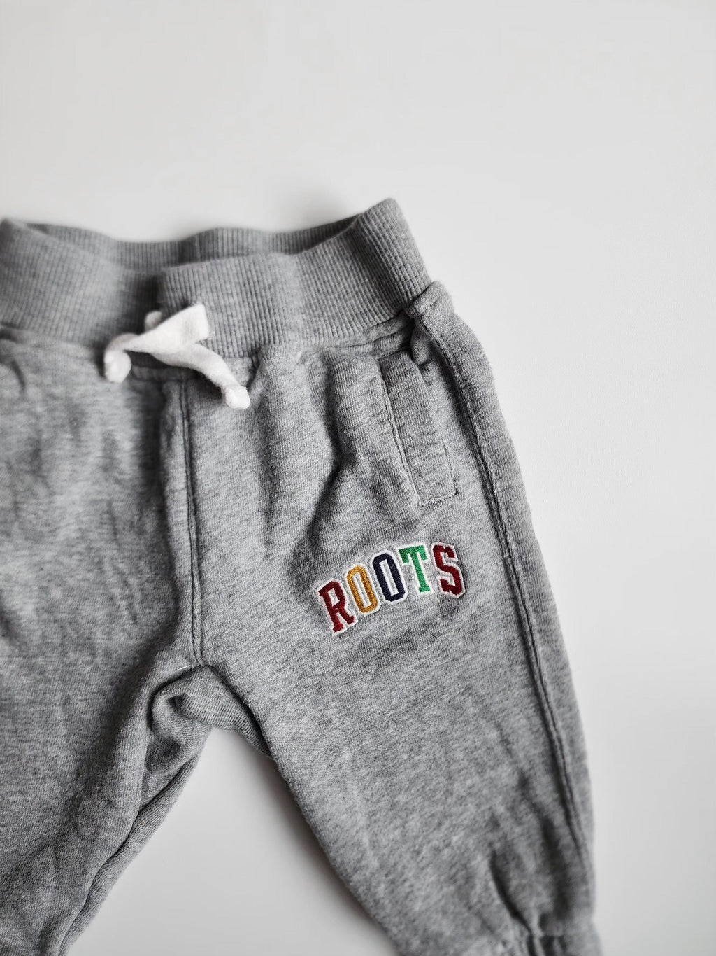 Pantalon Roots – 3‑6 mois – Bon état