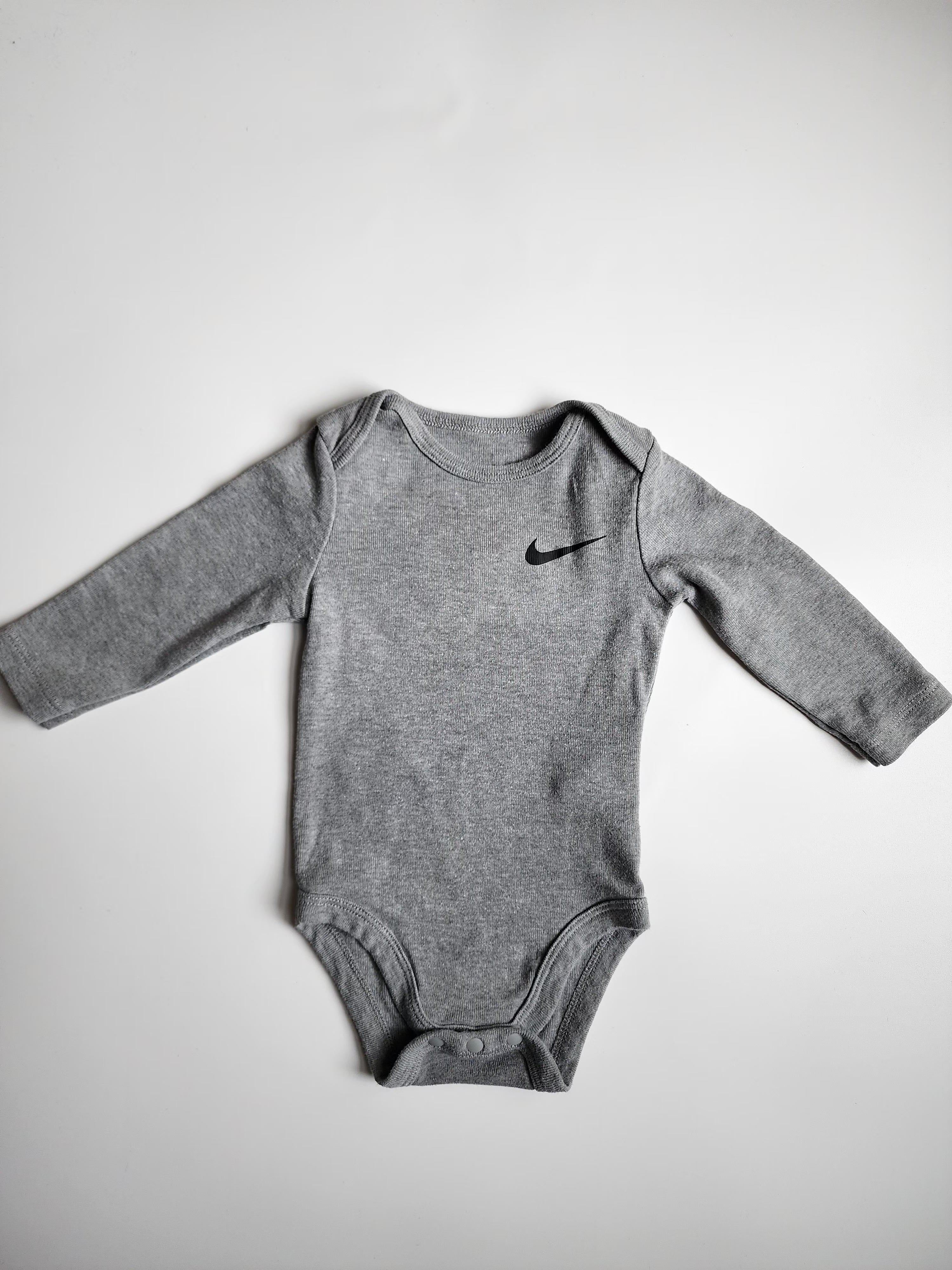 Body manches longues Nike – 6 mois – très bon état