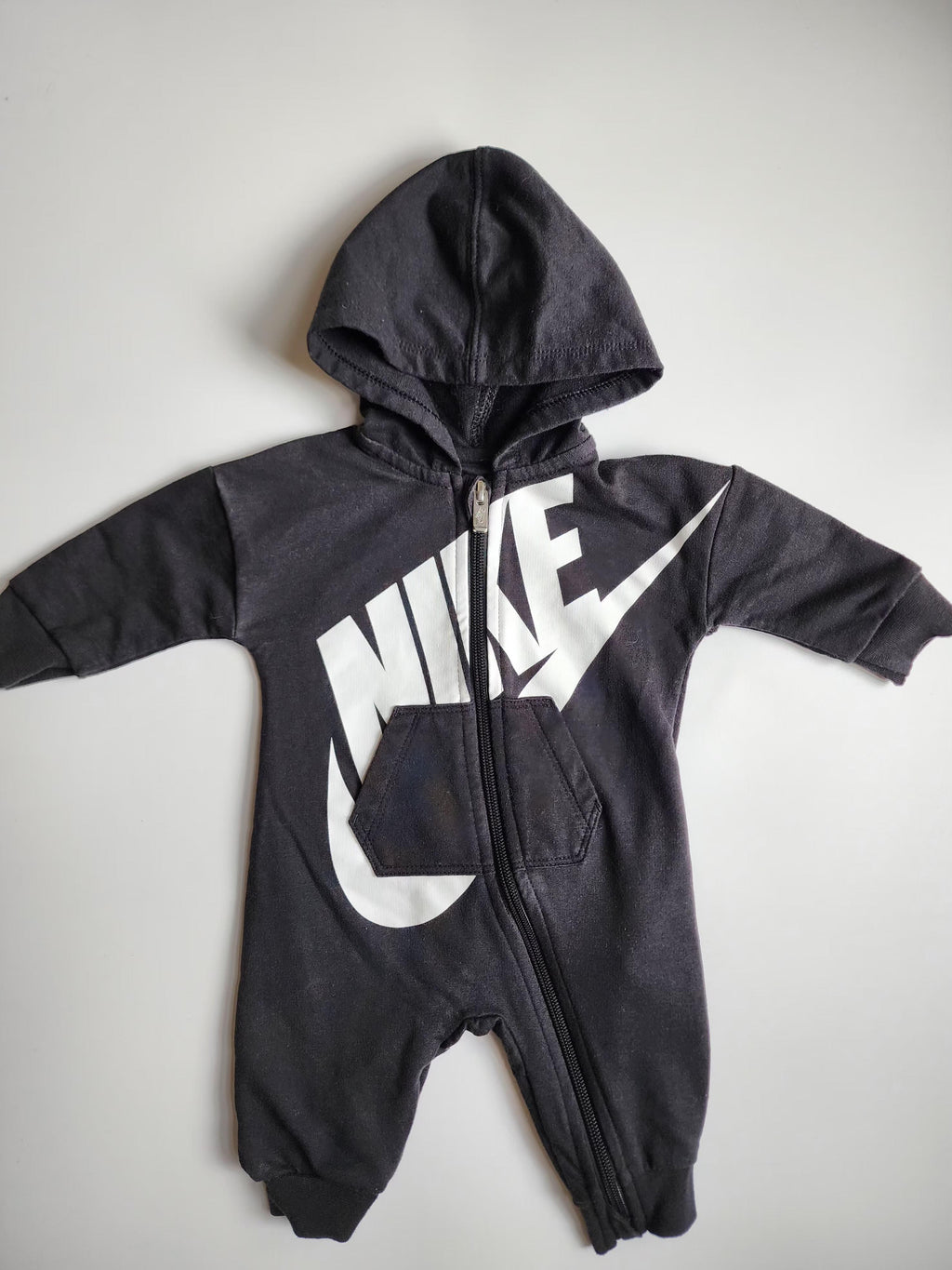 Ensemble 3 pièces Nike (combinaison, bonnet + chaussettes) – 3 mois – très bon état