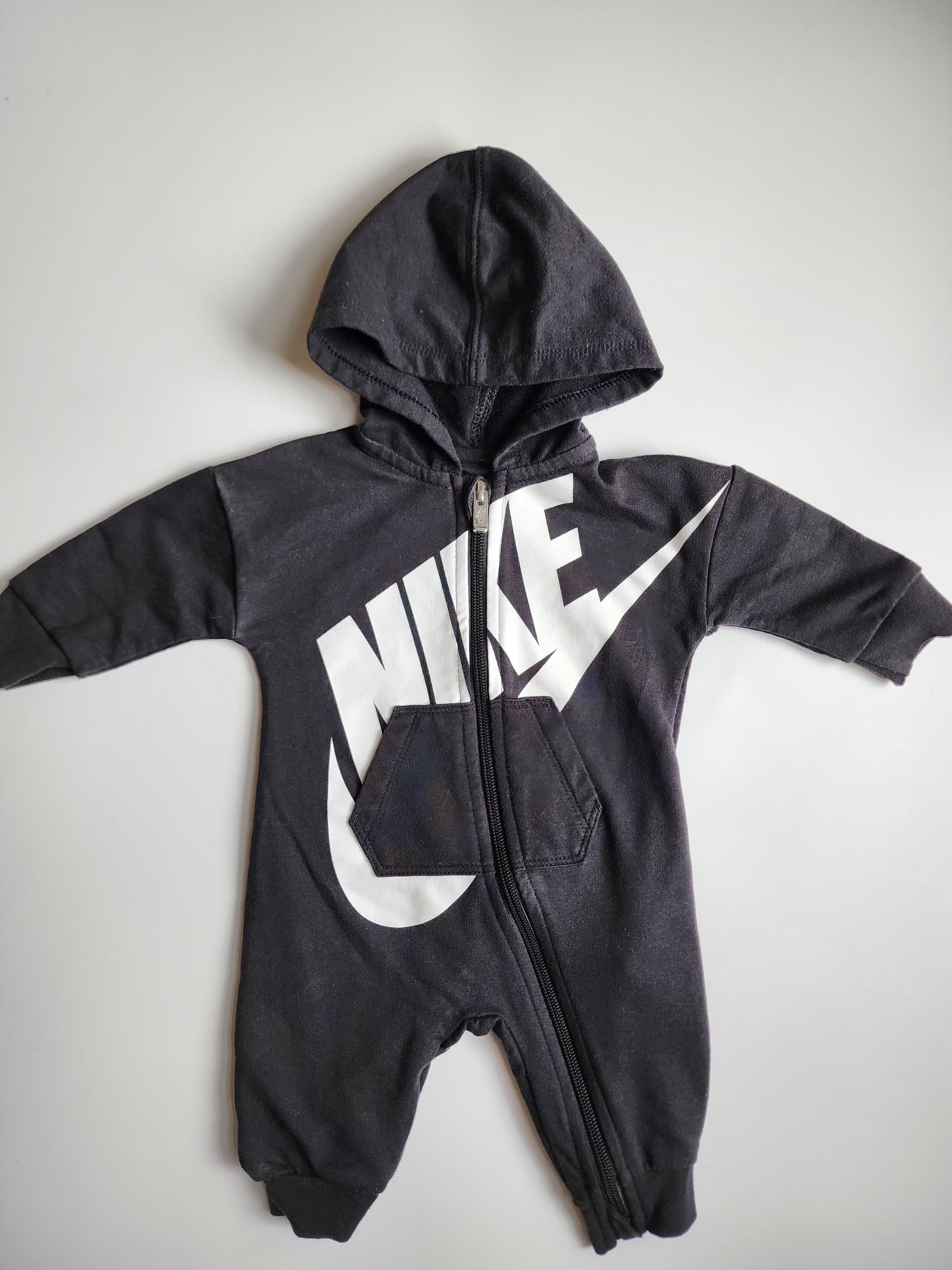 Ensemble 3 pièces Nike (combinaison, bonnet + chaussettes) – 3 mois – très bon état