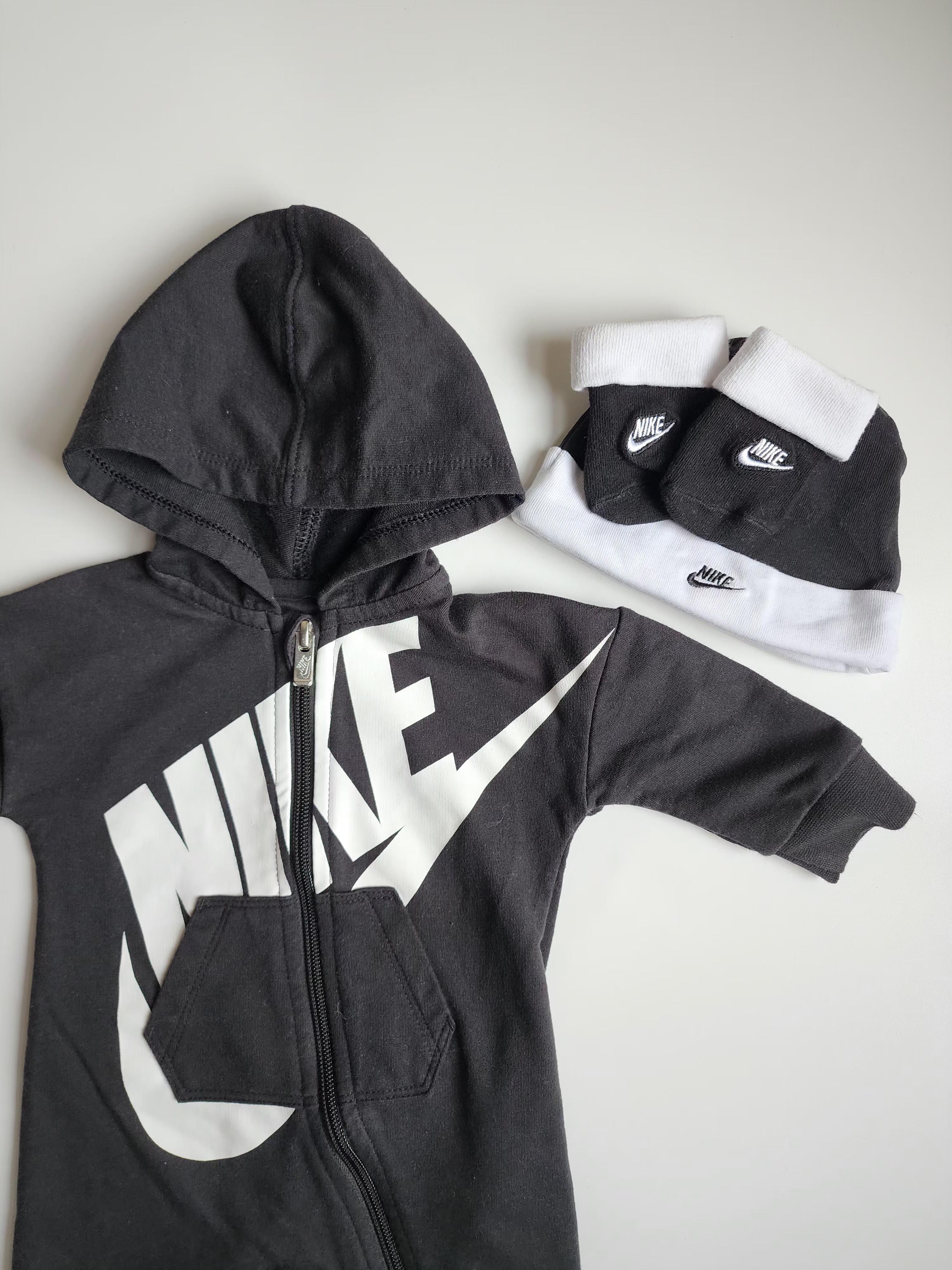 Ensemble 3 pièces Nike (combinaison, bonnet + chaussettes) – 3 mois – très bon état