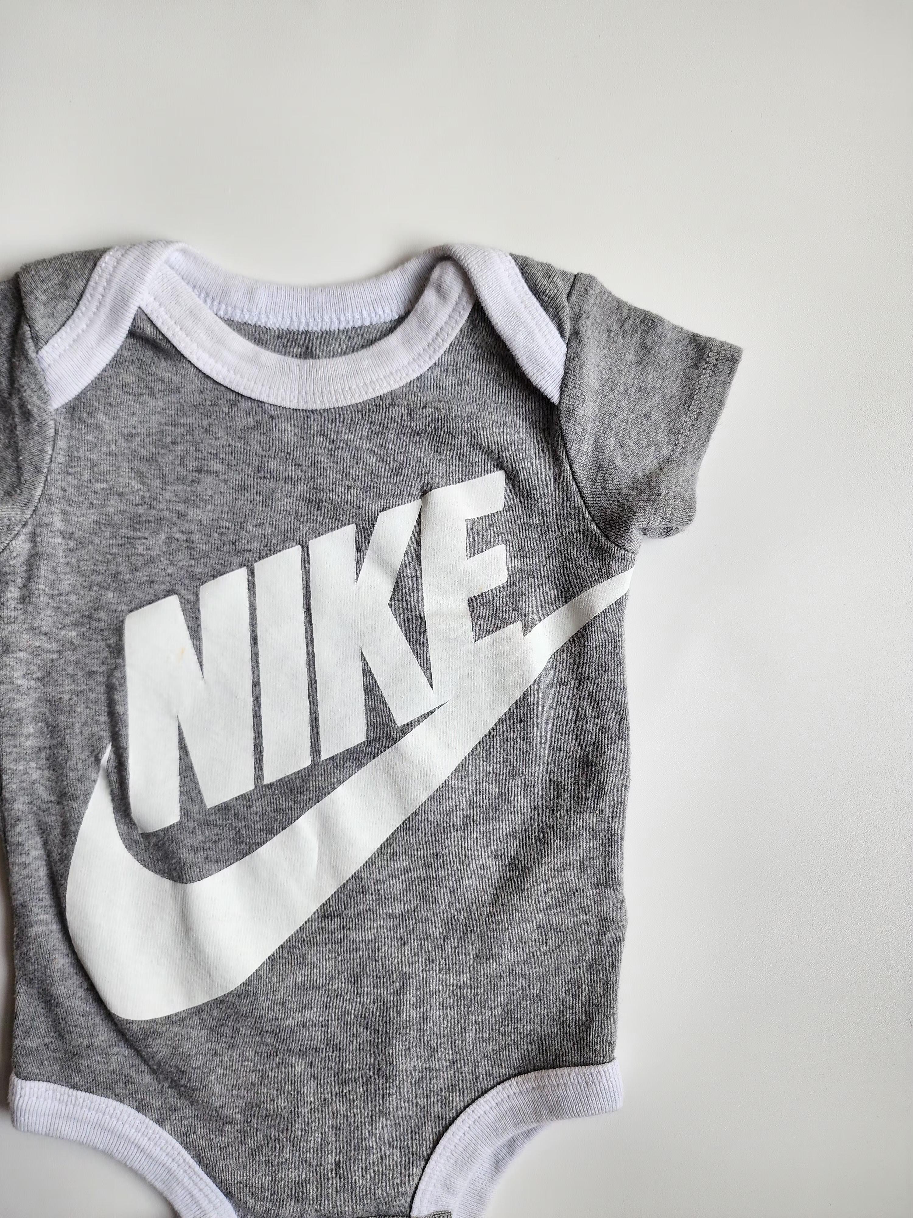 Body Nike  – 0 à 6 mois – Très bon état