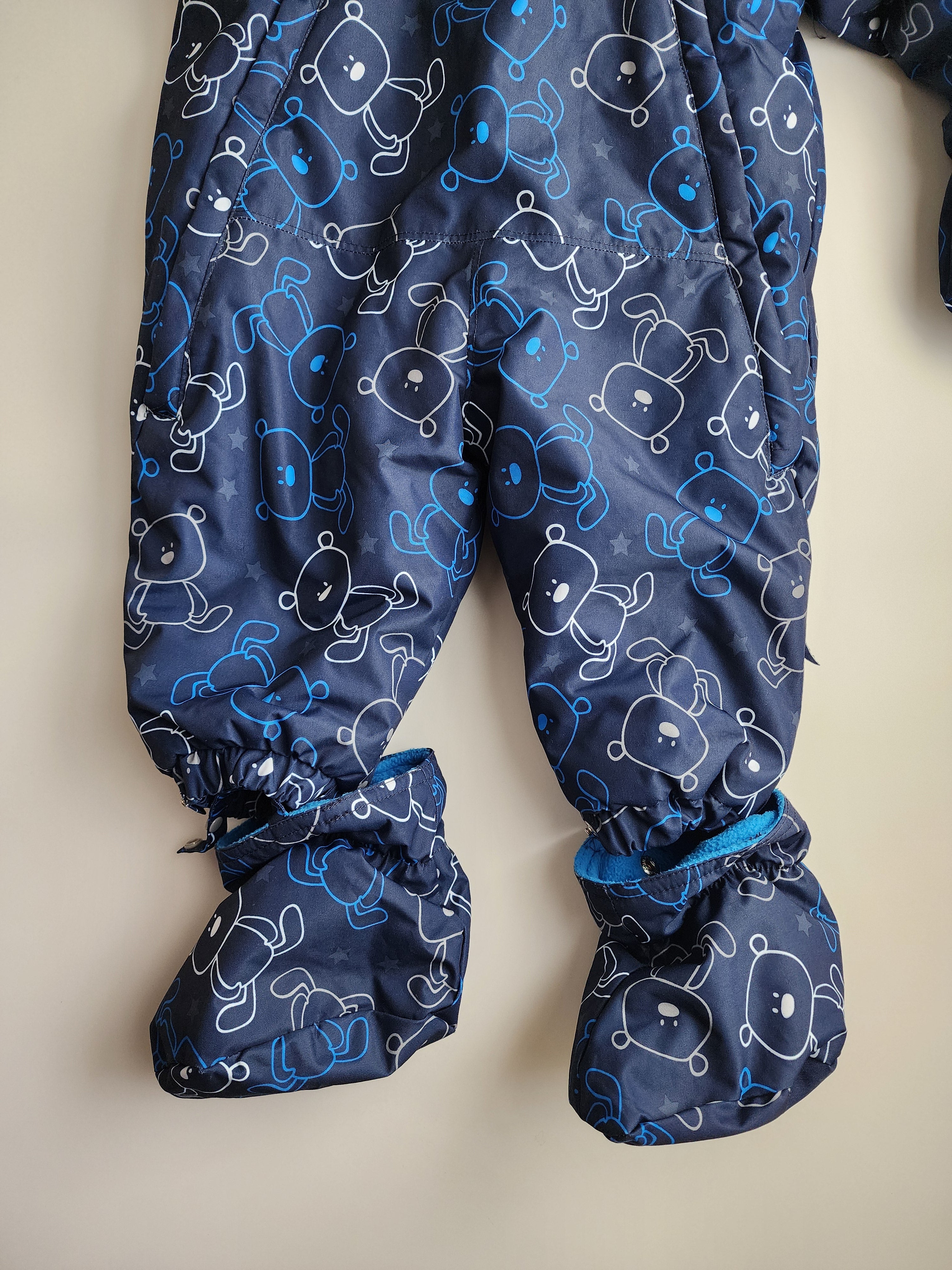 Combinaison de neige OshKosh mains pieds intégrés– 12 mois – Très bon état