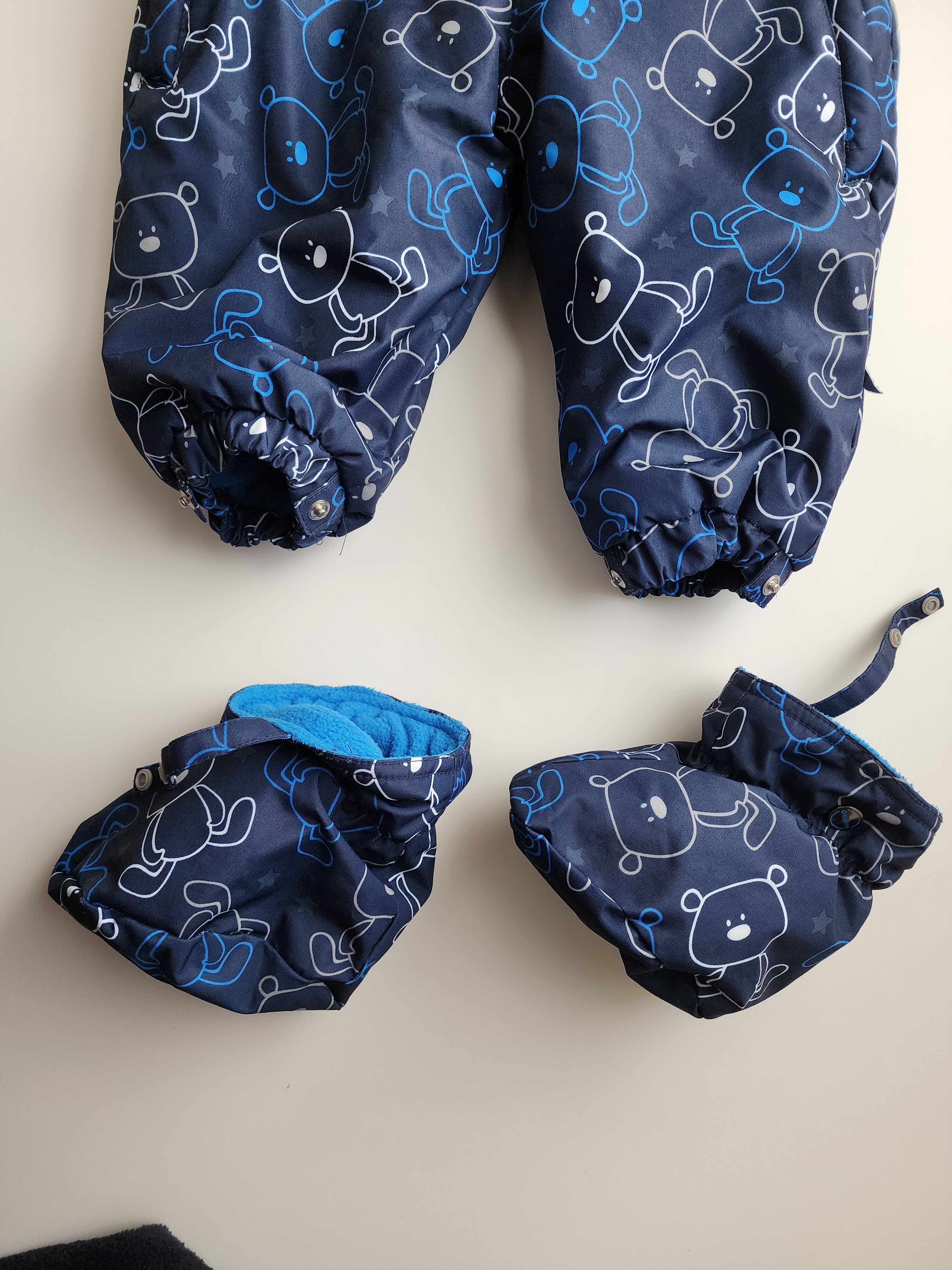 Combinaison de neige OshKosh mains pieds intégrés– 12 mois – Très bon état