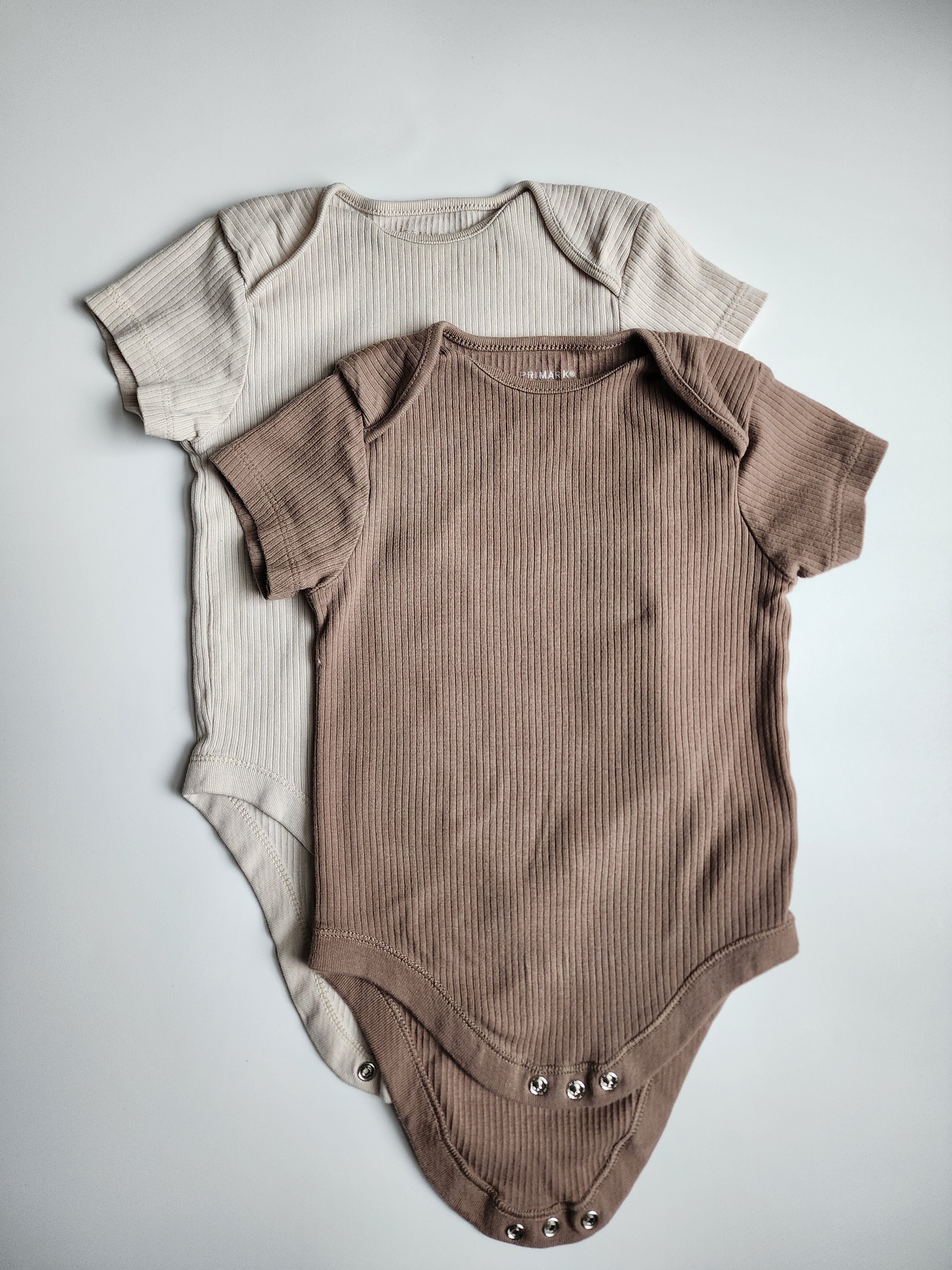 Lot 2 bodys Primark – 9-12 mois – Très bon état