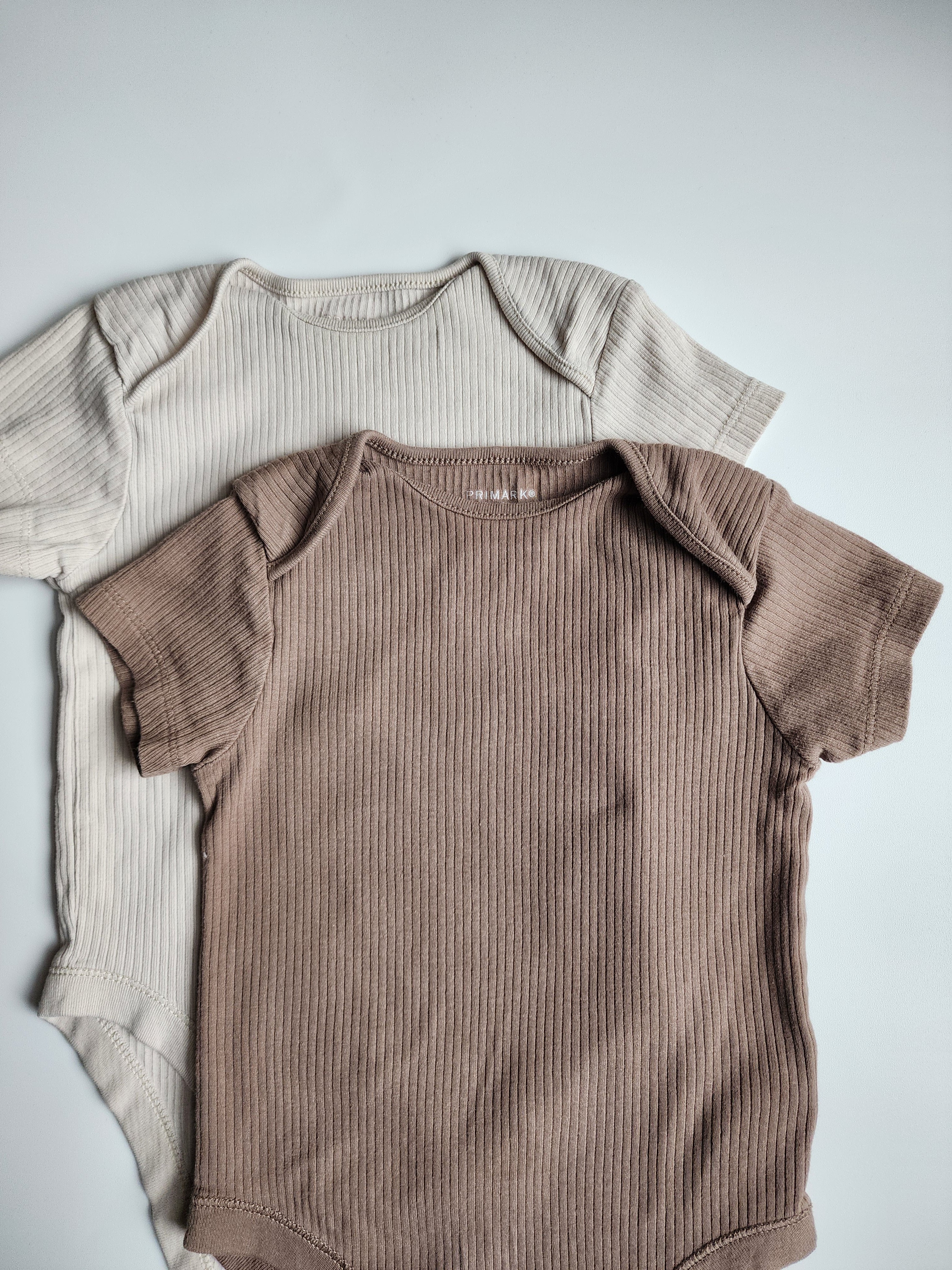 Lot 2 bodys Primark – 9-12 mois – Très bon état