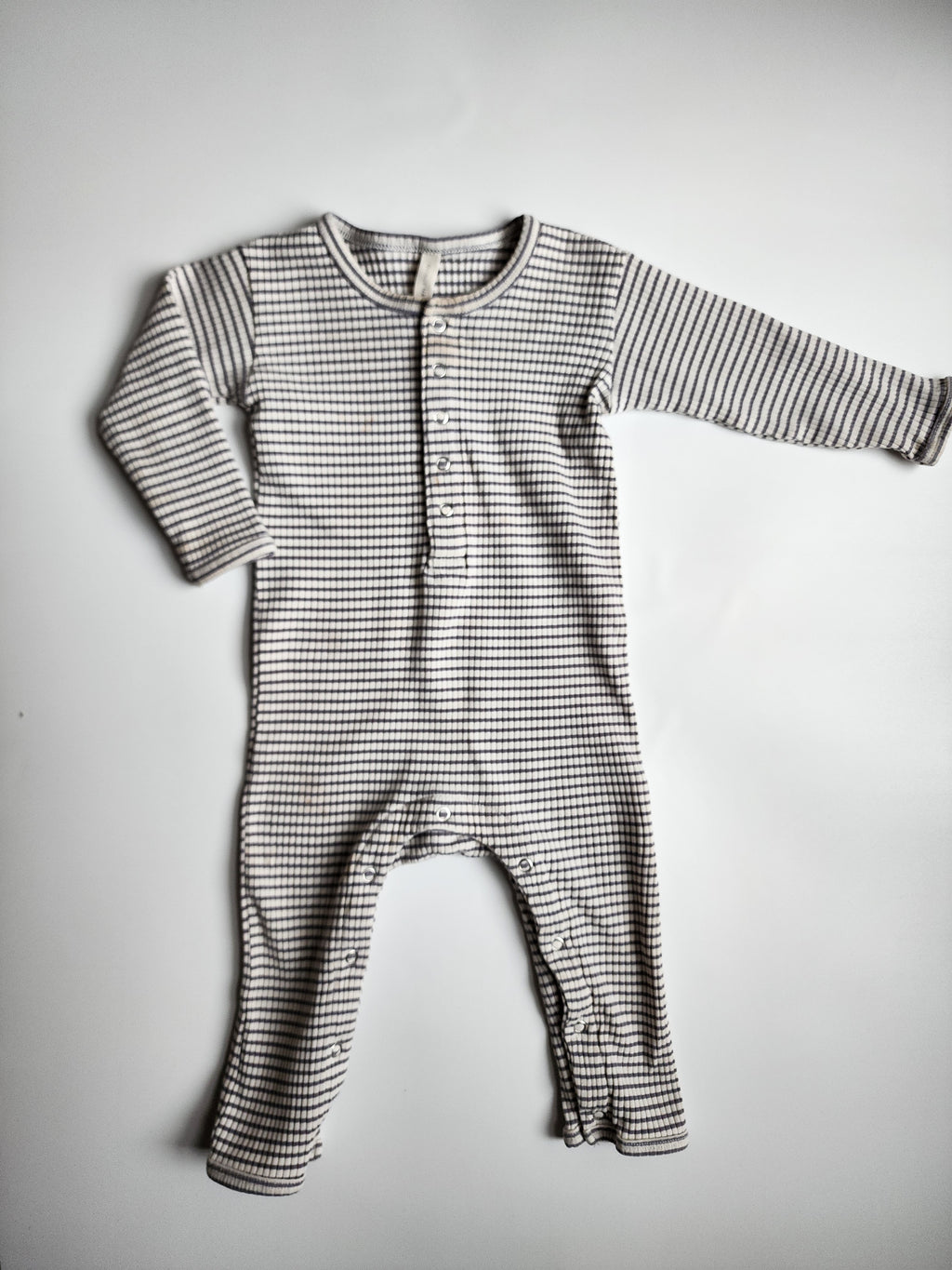 Grenouillère Quincy Mae – 6-12 mois – Très bon état tâche discrète *voir note