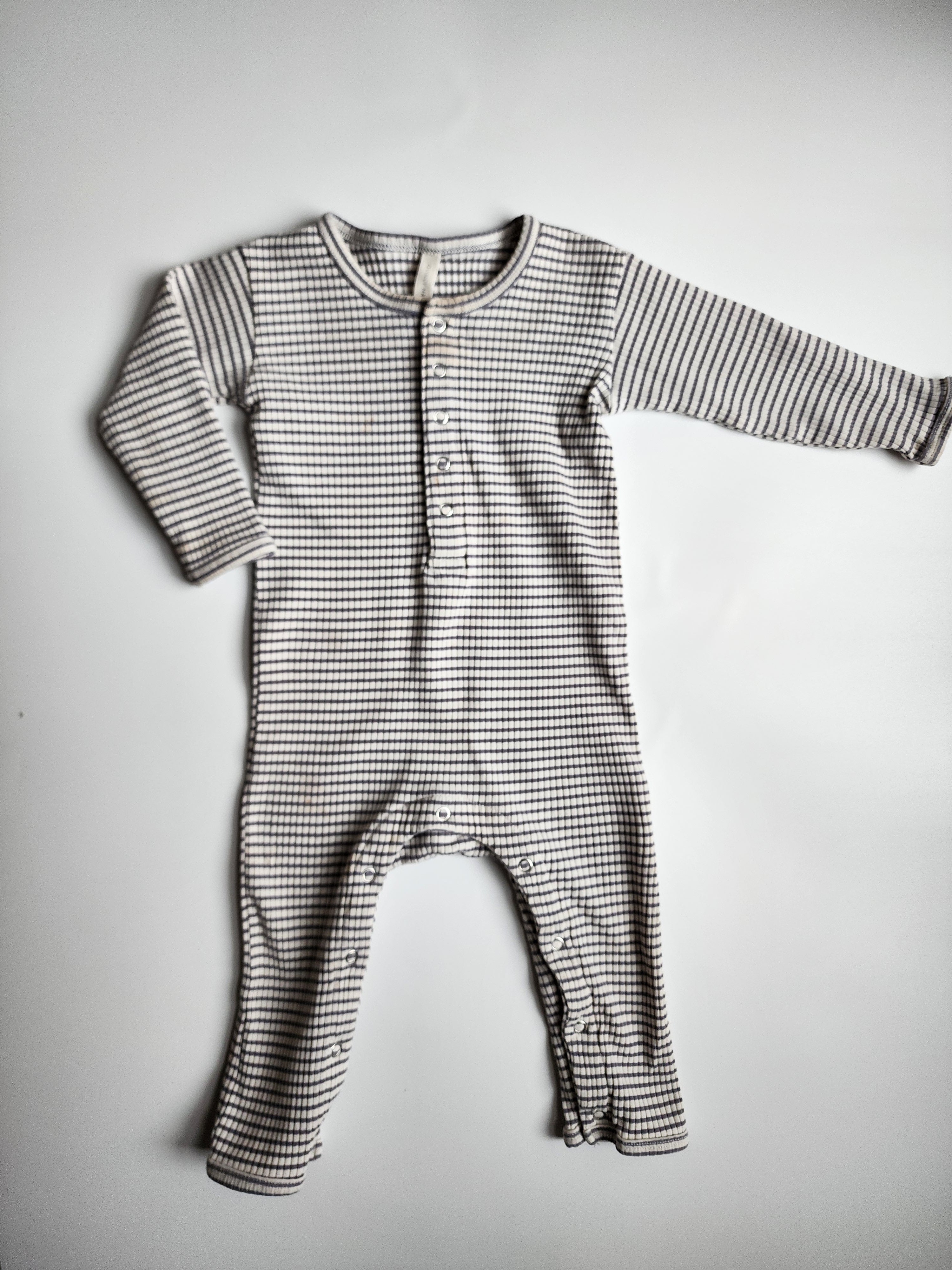 Grenouillère Quincy Mae – 6-12 mois – Très bon état tâche discrète *voir note