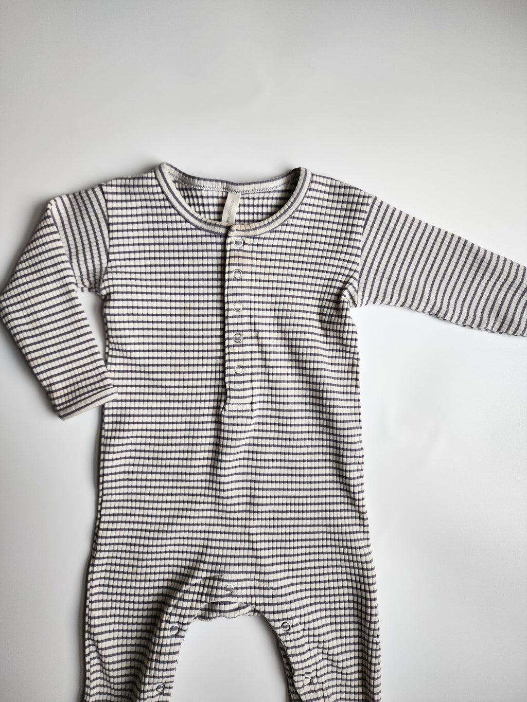 Grenouillère Quincy Mae – 6-12 mois – Très bon état tâche discrète *voir note