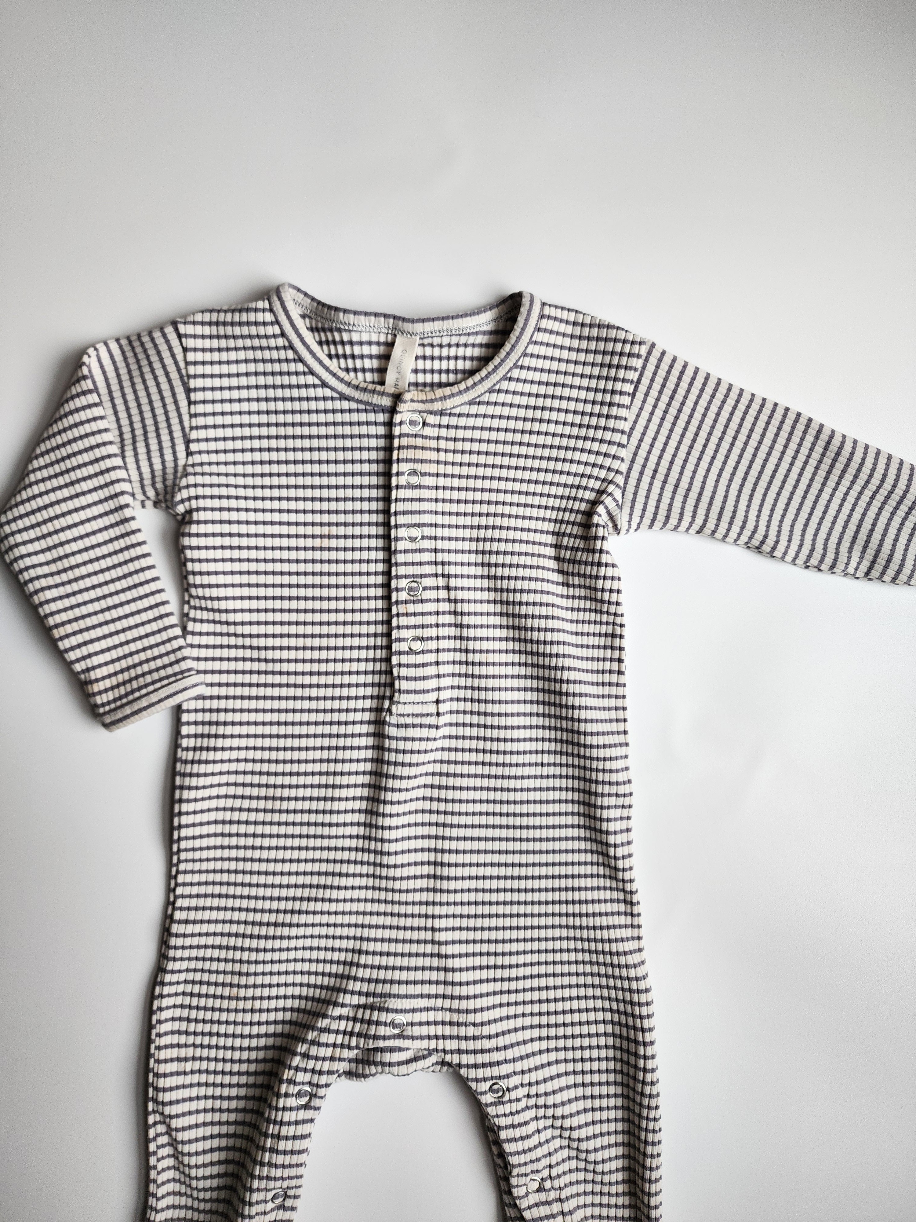 Grenouillère Quincy Mae – 6-12 mois – Très bon état tâche discrète *voir note