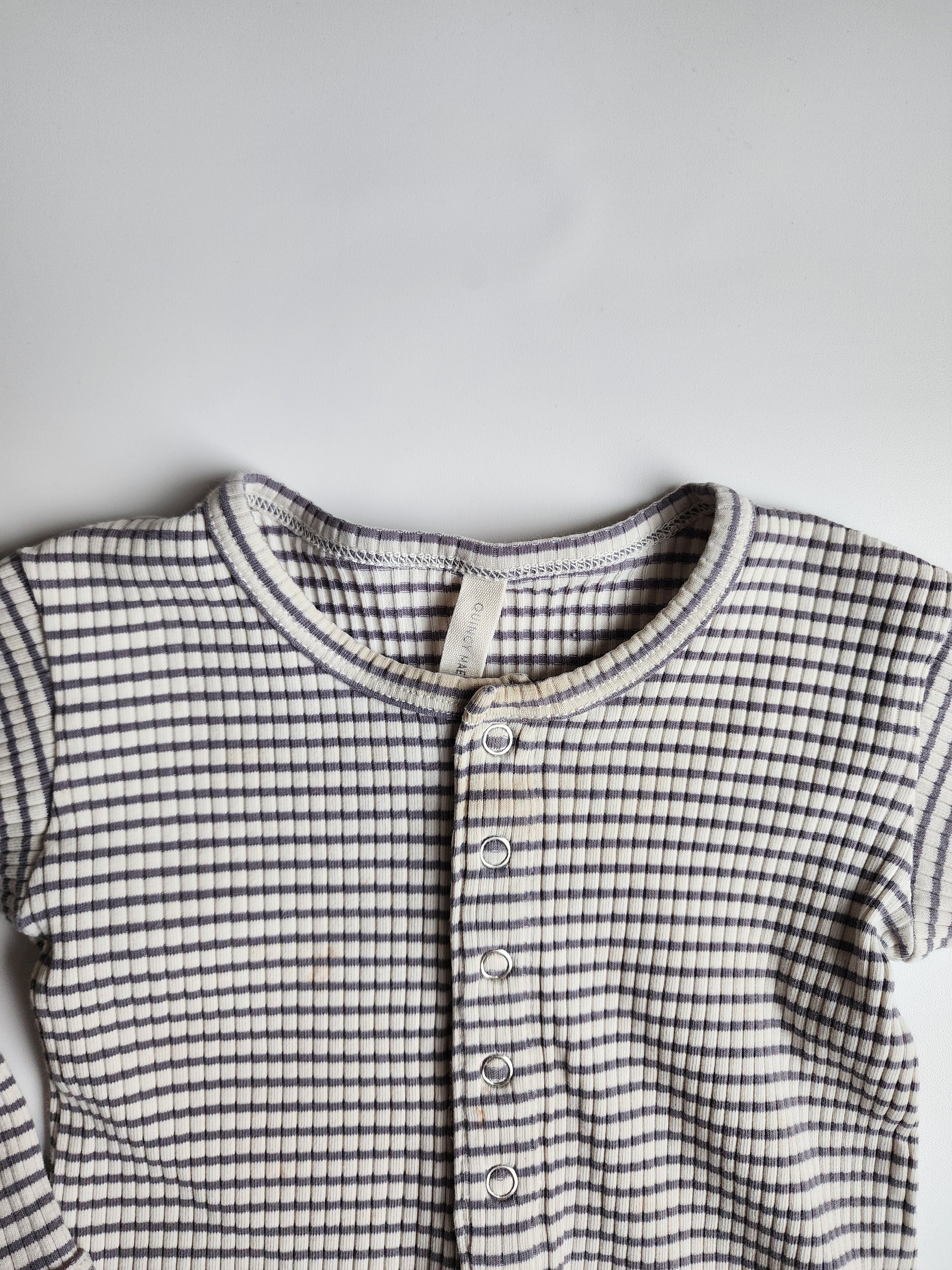 Grenouillère Quincy Mae – 6-12 mois – Très bon état tâche discrète *voir note