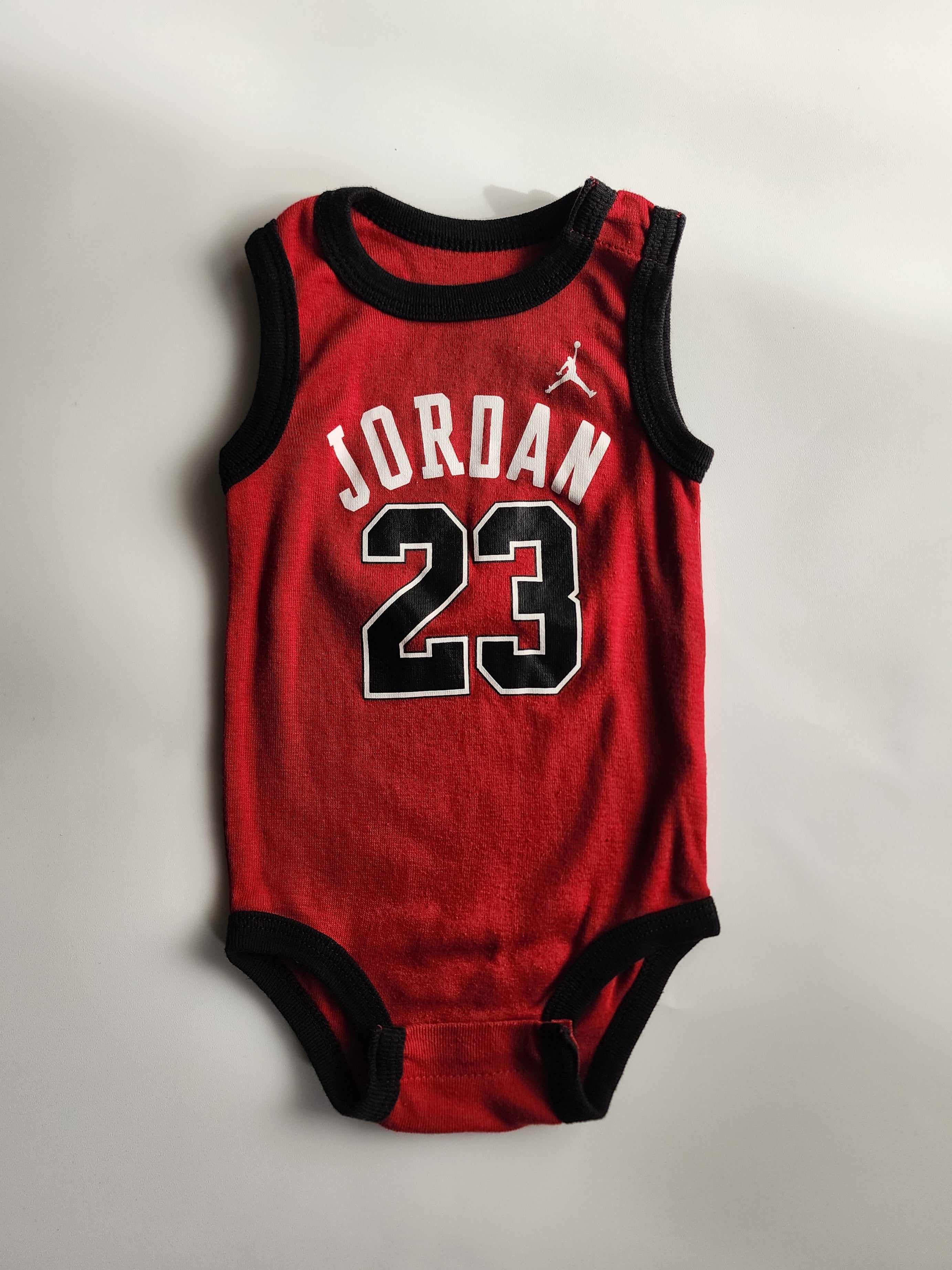 Body Air Jordan – 12 mois – Très bon état