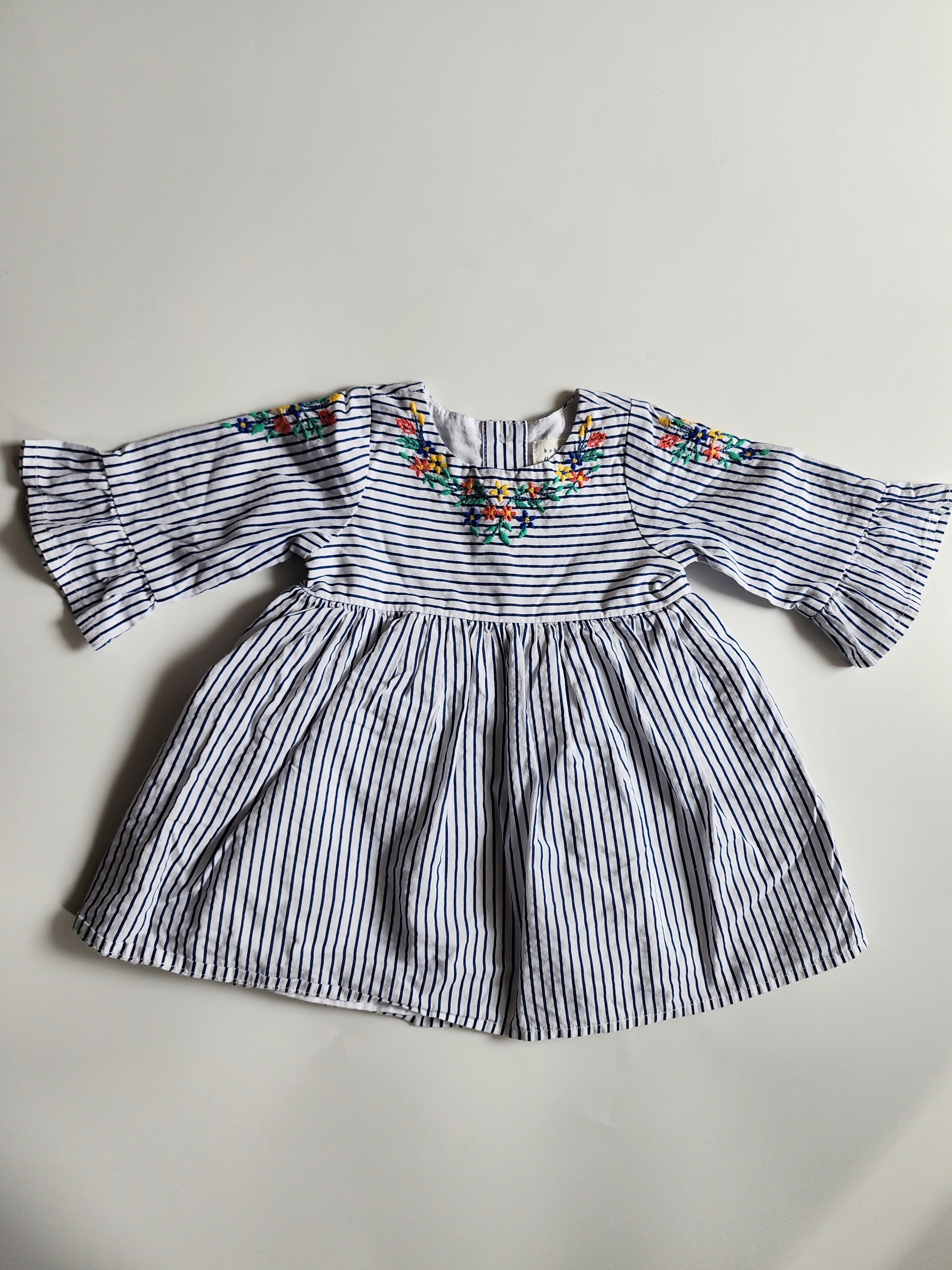 Robe BabyGap brodé – 3-6 mois – Très bon état