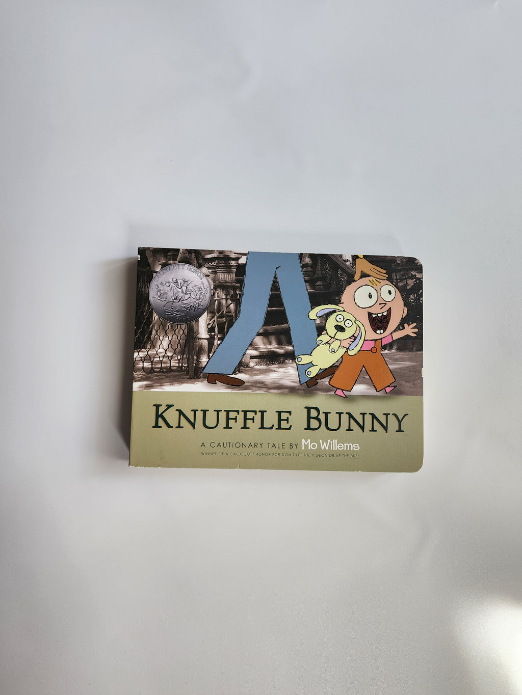 Livre EN Knuffle Bunny by Mo Willems – Trés bon état
