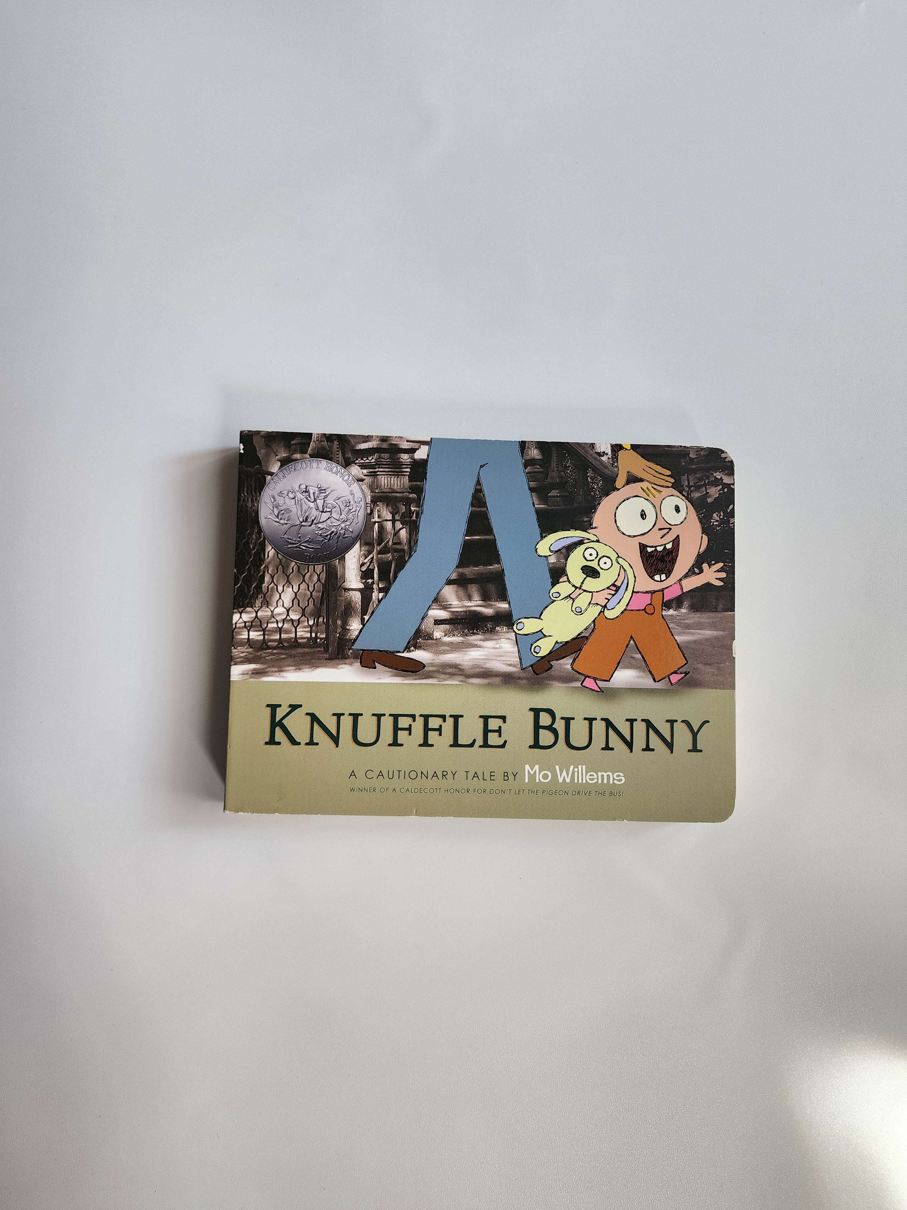 Livre EN Knuffle Bunny by Mo Willems – Trés bon état