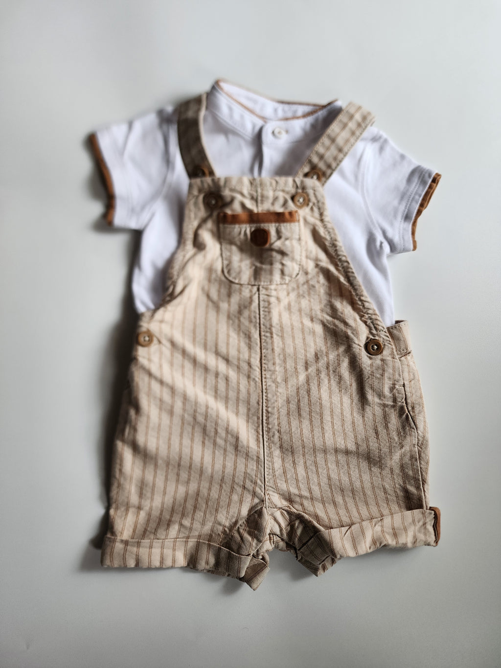 Salopette + tee-shirt Obaibi – 6 mois – Très bon état