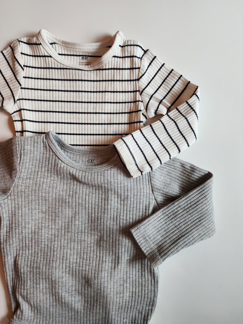 Lot 2 body H&M coton bio – 6-9 mois – Très bon état