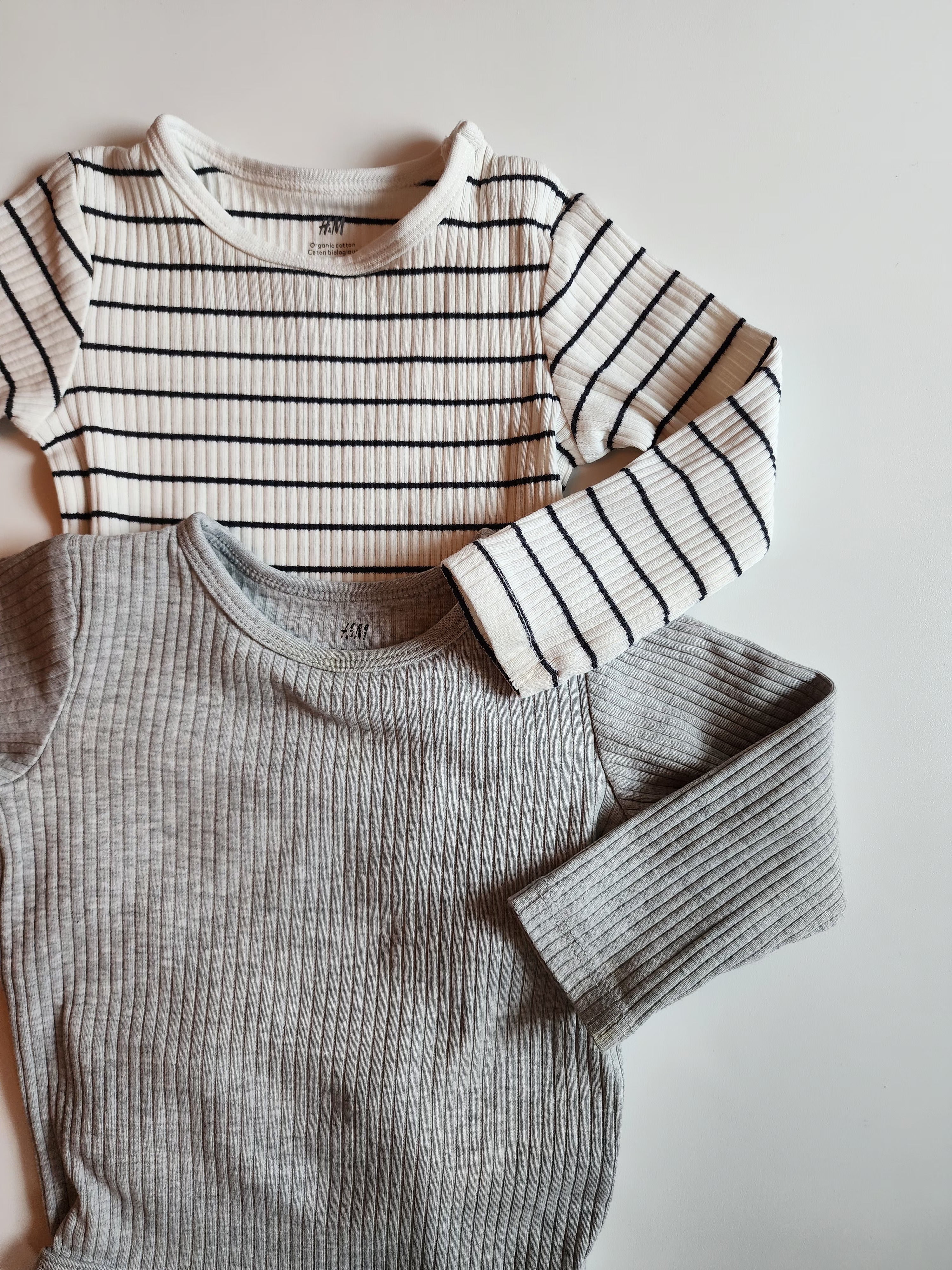 Lot 2 body H&M coton bio – 6-9 mois – Très bon état