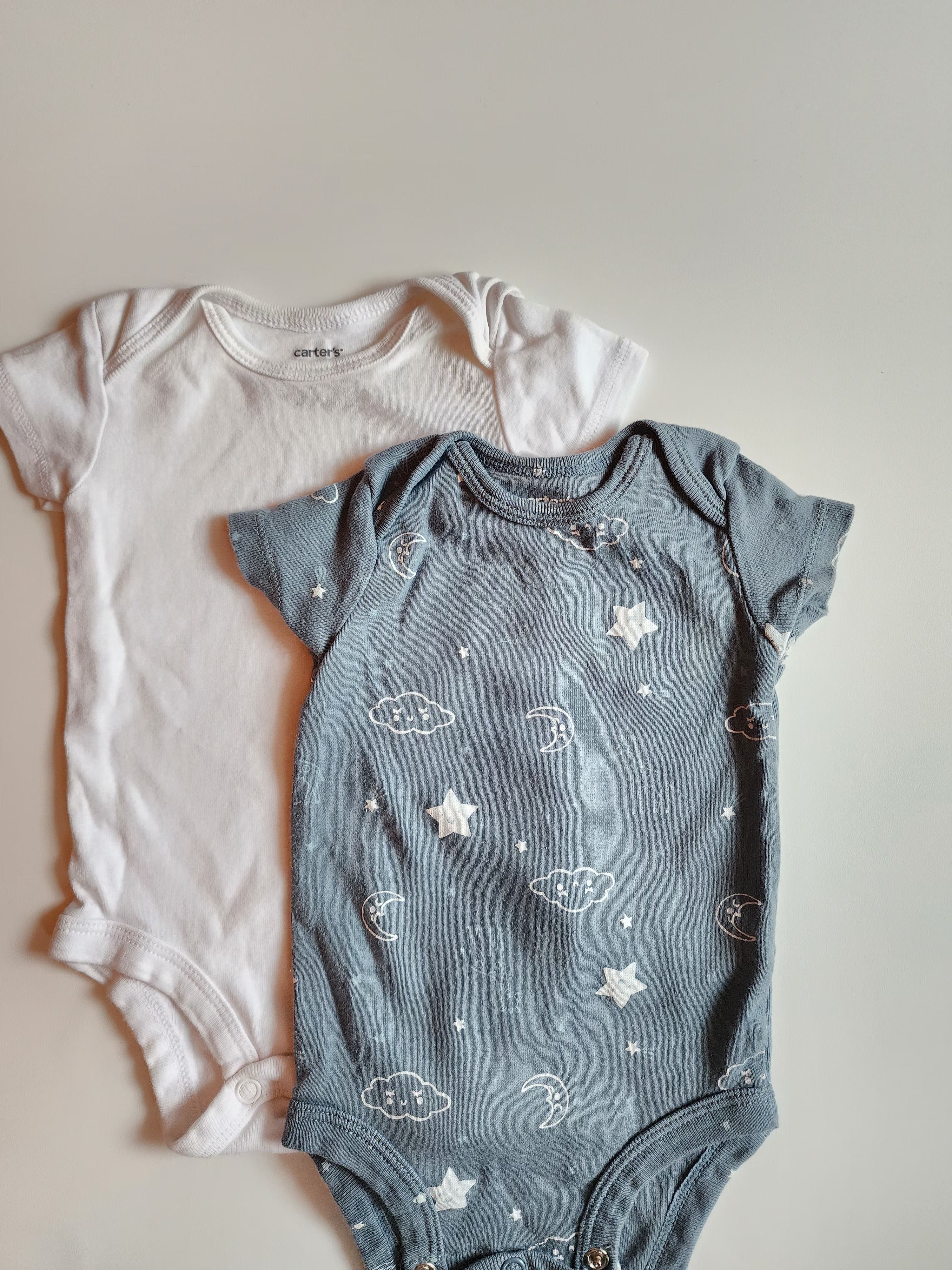 Lot 2 body manches courtes Carter's – 3 mois – Très bon état