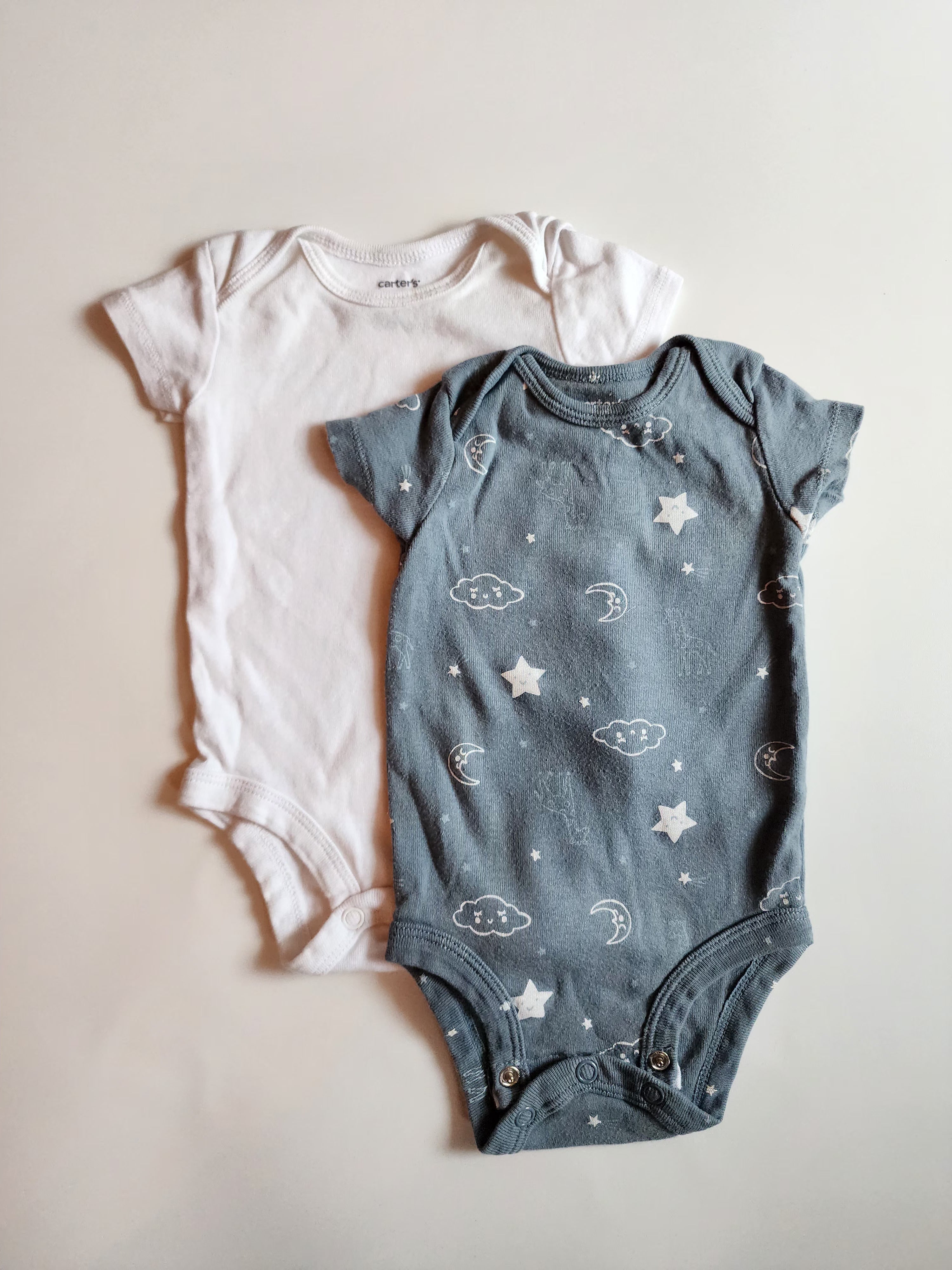 Lot 2 body manches courtes Carter's – 3 mois – Très bon état
